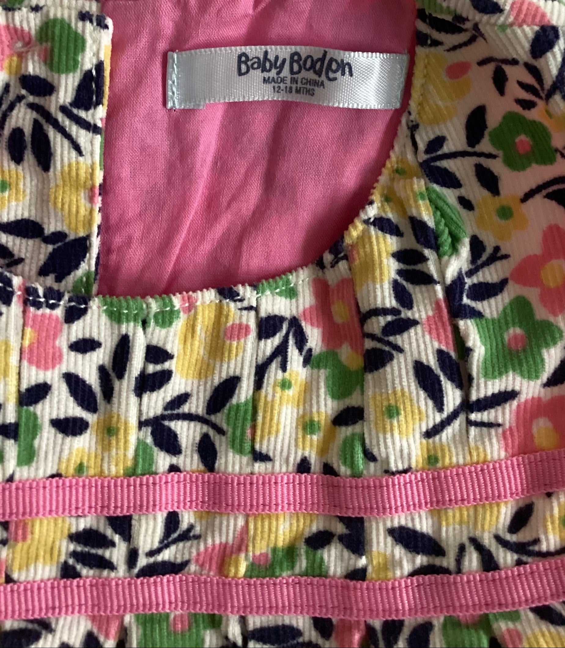 Boden Baby Kleid mit buntem Blumenmuster in Grün, Rosa, Gelb und Dunkelblau, Gr. 86 (12–18 Monate) Markenetikett