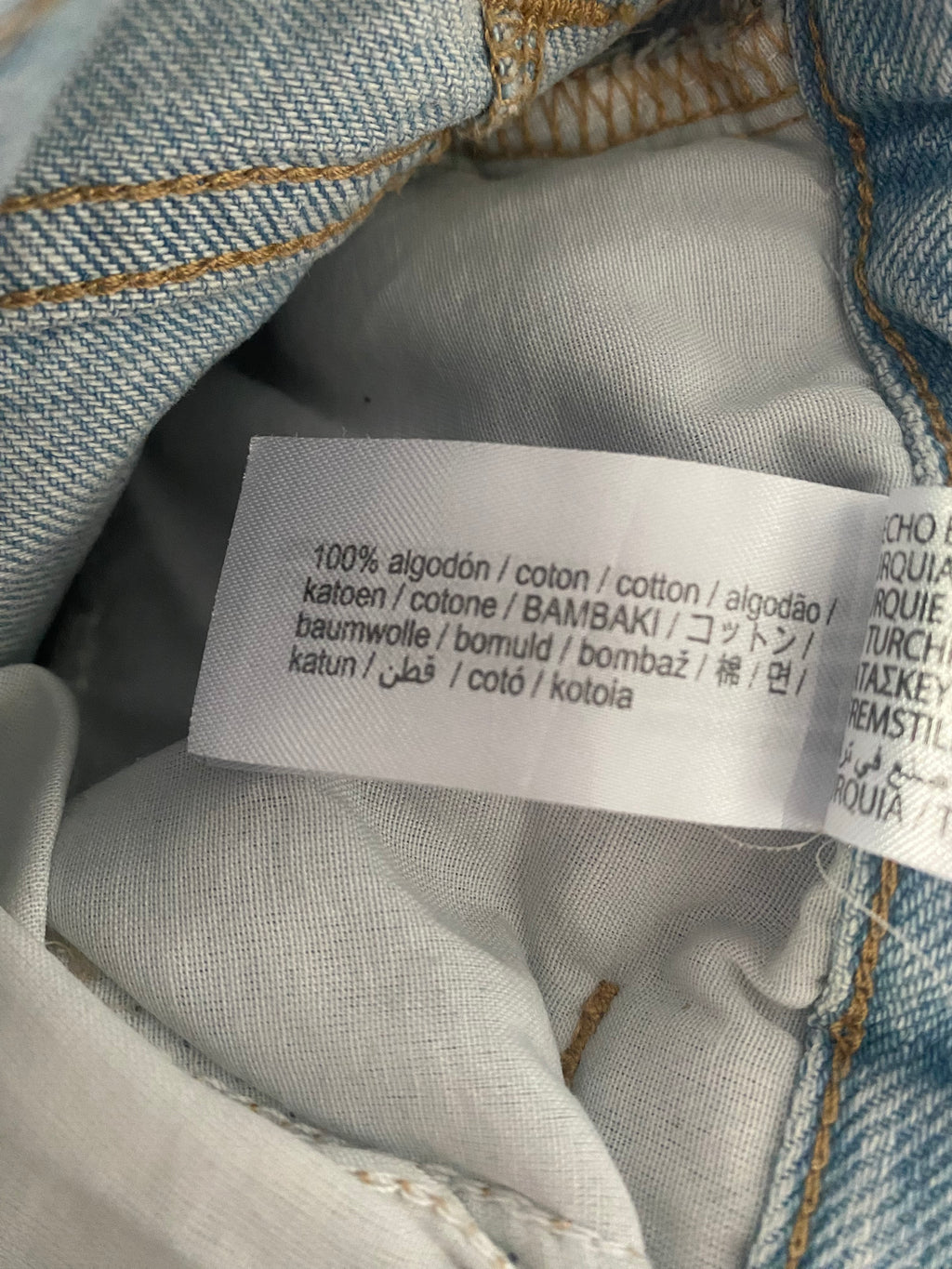 Detailaufnahme der hellblauen Bershka Jeans mit Denimstruktur und Saum Etikett