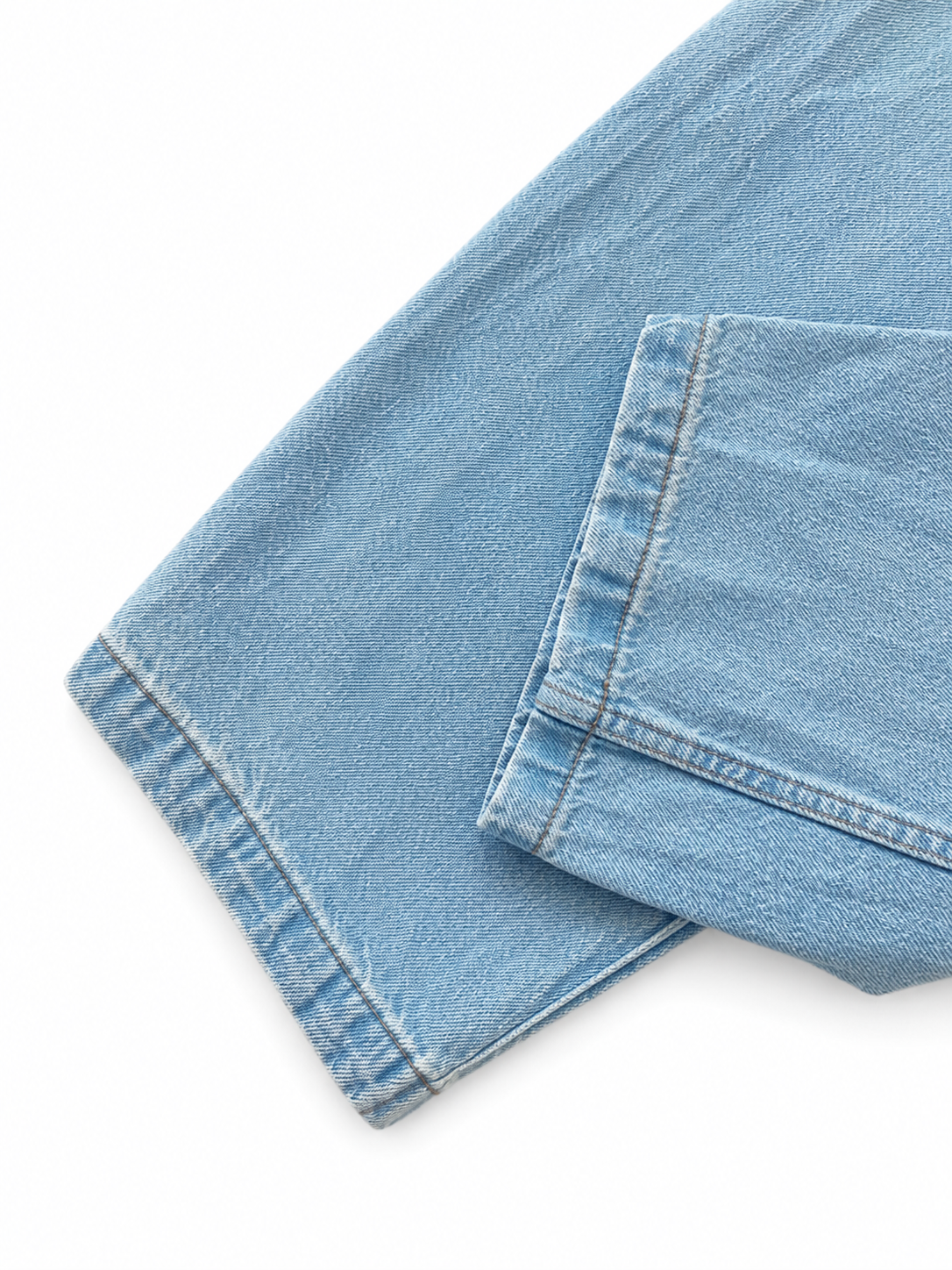 Detailaufnahme der hellblauen Bershka Jeans mit Denimstruktur und Saum