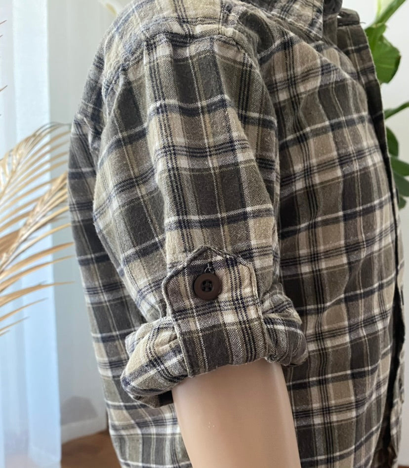 Detailaufnahme Ärmel C&A Jungen Hemd Größe 104 kariert, Knopfverschluss am Ärmel, hochwertiger Baumwollstoff
