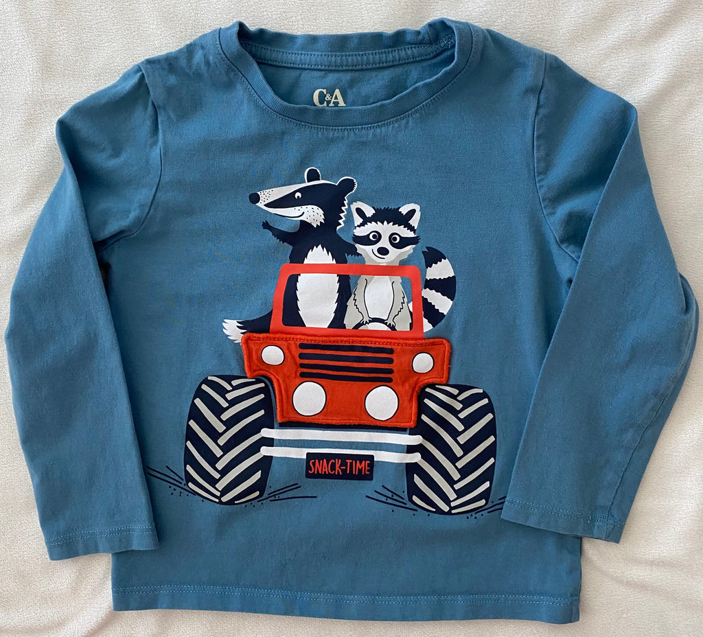 C&A Jungen Langarmshirt blau Gr 104 mit Tiermotiv Auto Waschbär und Dachs Snack Time vorne
