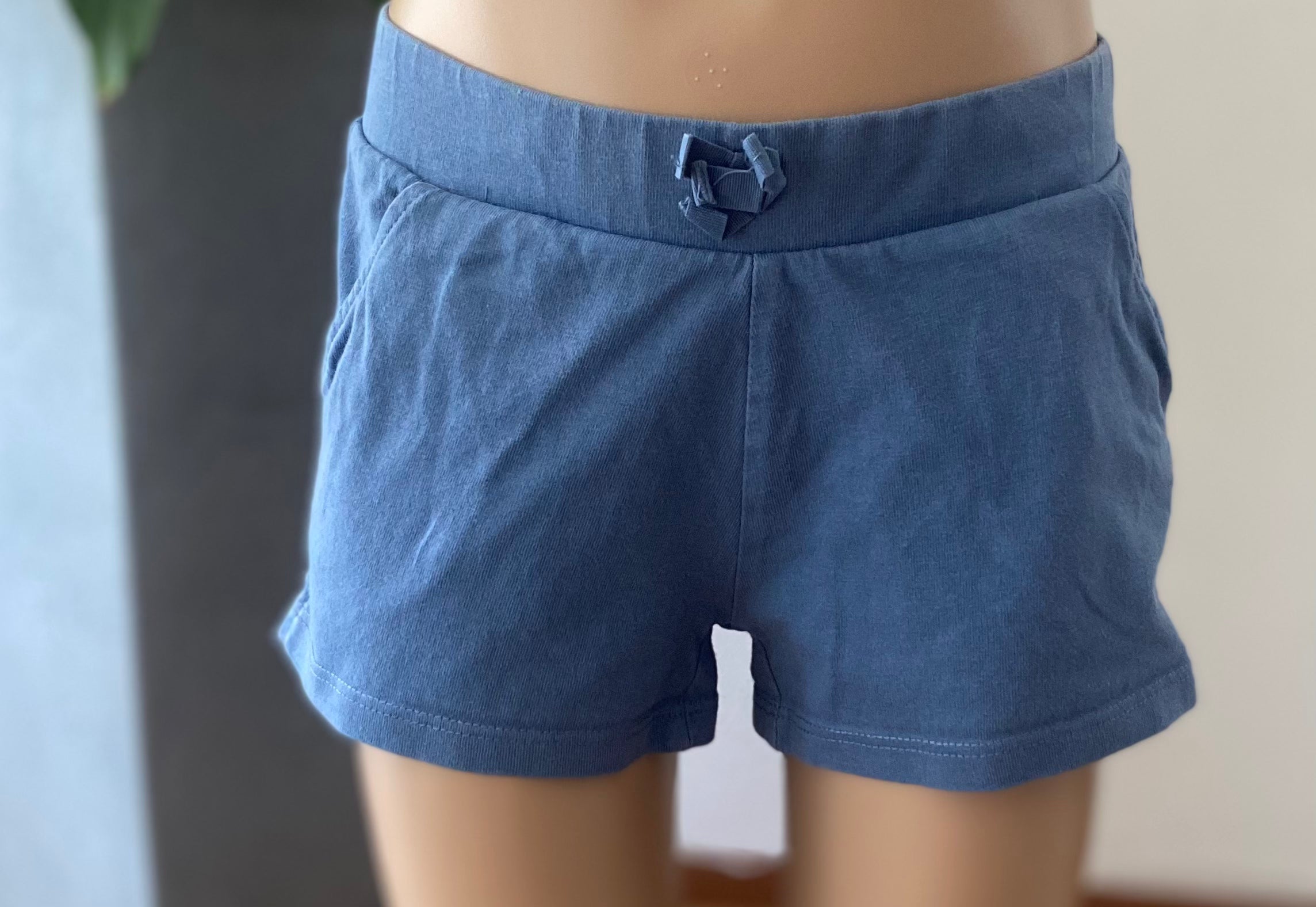 Blaue Shorts von C&A Größe 116 Vorderseite, elastischer Bund mit Schleife, bequem und ideal für Sommer