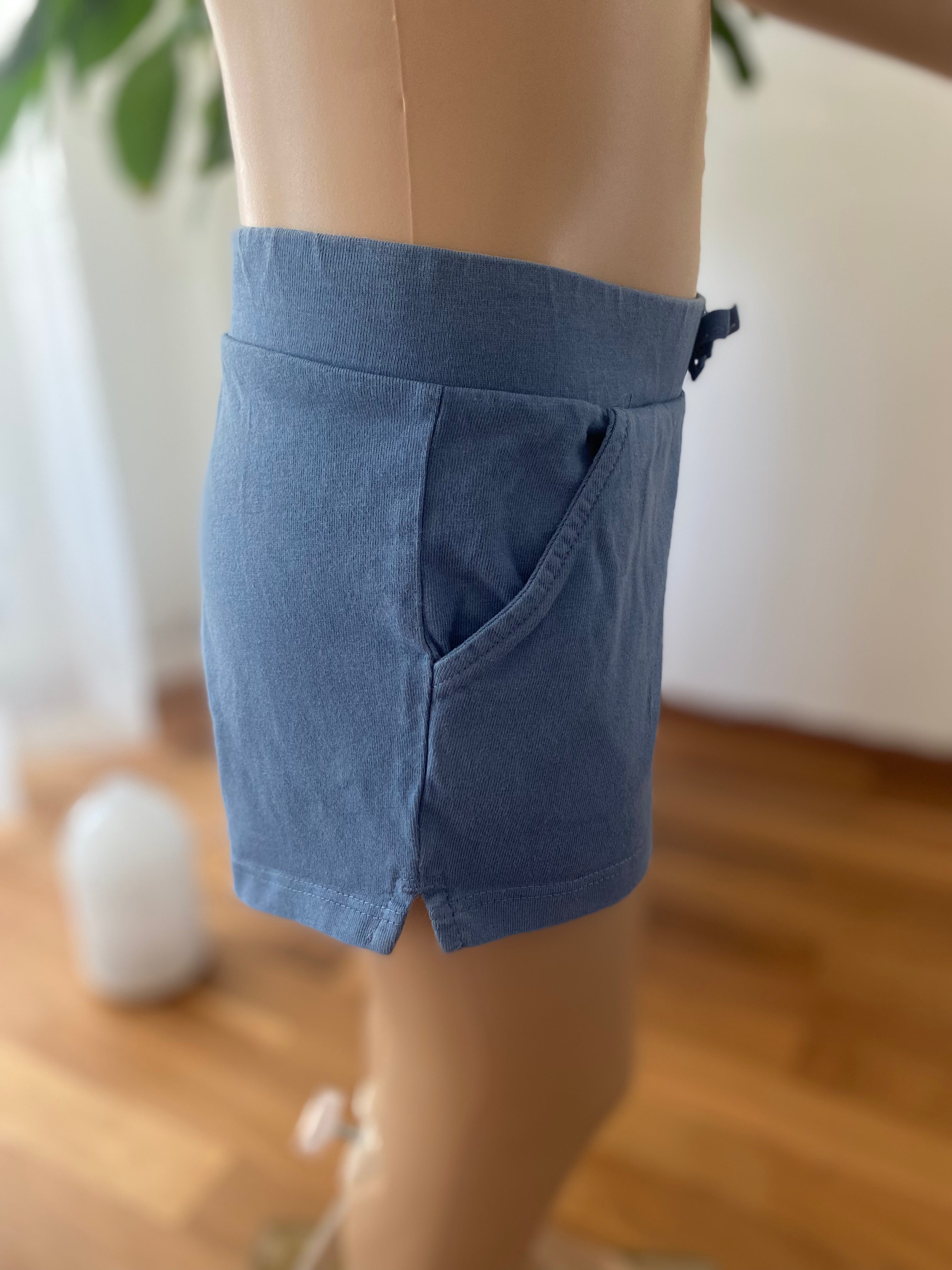 Mittelblaue C&A Shorts Größe 116 mit seitlicher Tasche, weicher Baumwollstoff, bequeme Kinderhose kurz