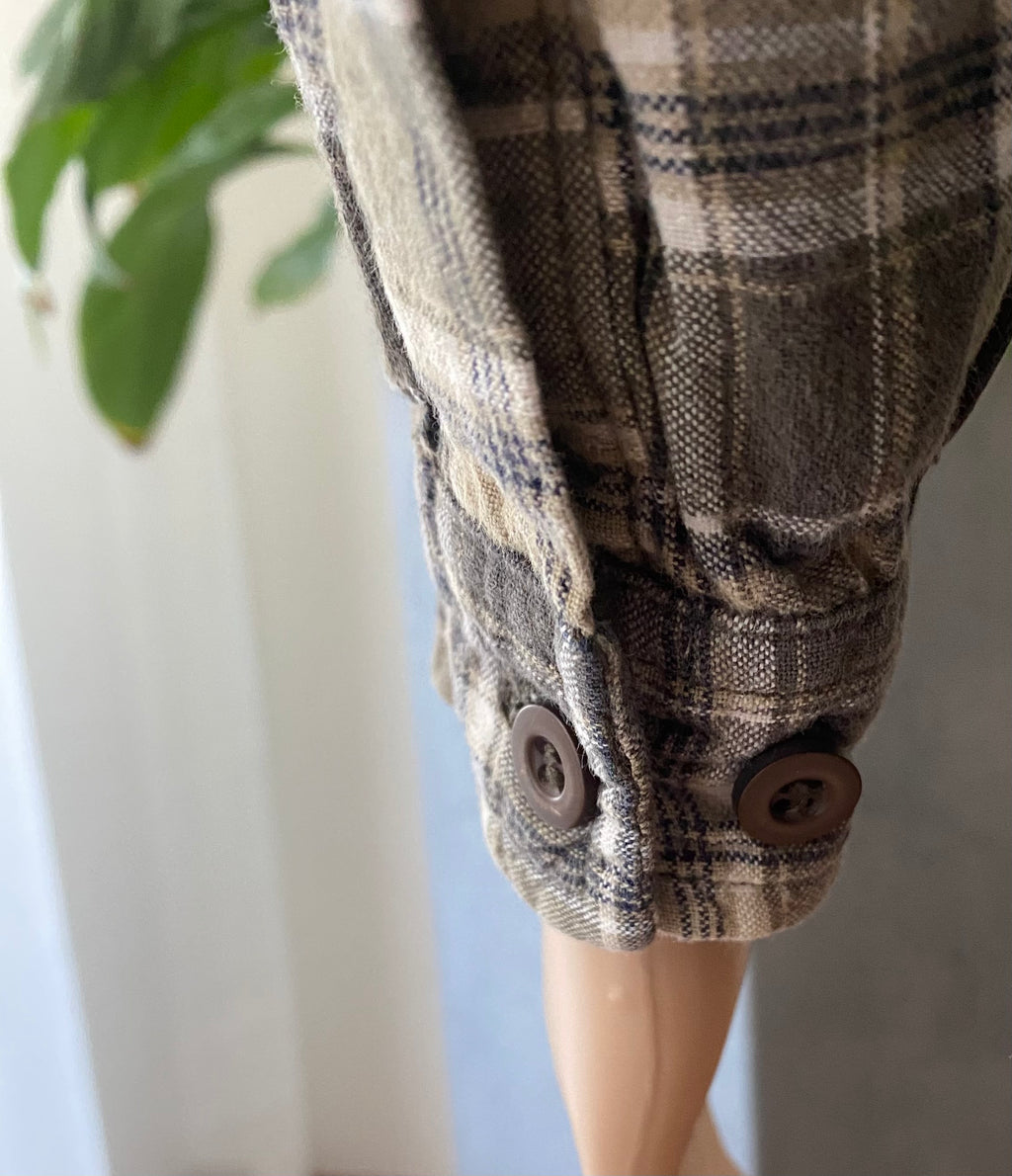 Detail Knöpfe und Stoff kariertes Jungen Hemd von C&A Größe 104, braun beige Muster, robuste Verarbeitung