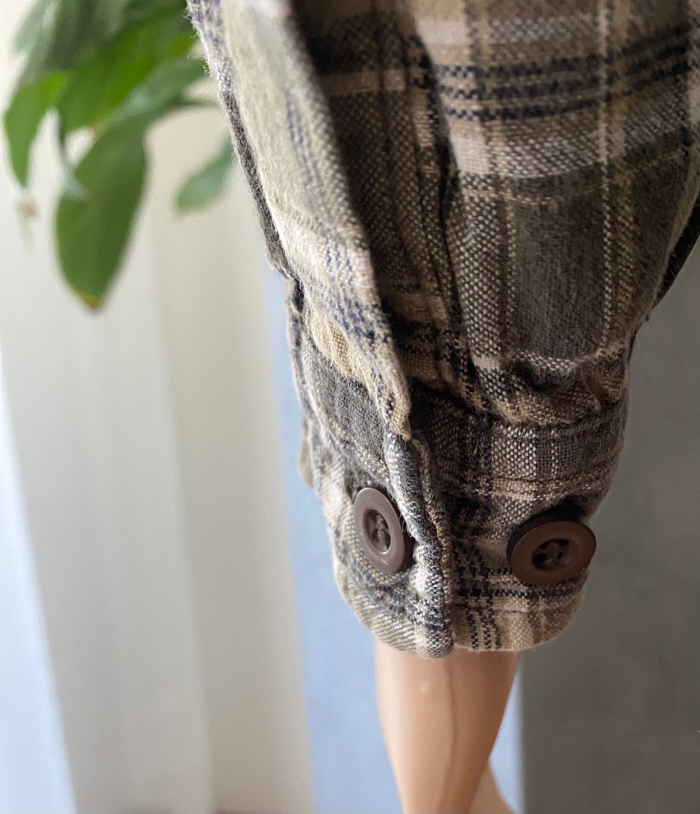 Detail Knöpfe und Stoff kariertes Jungen Hemd von C&A Größe 104, braun beige Muster, robuste Verarbeitung