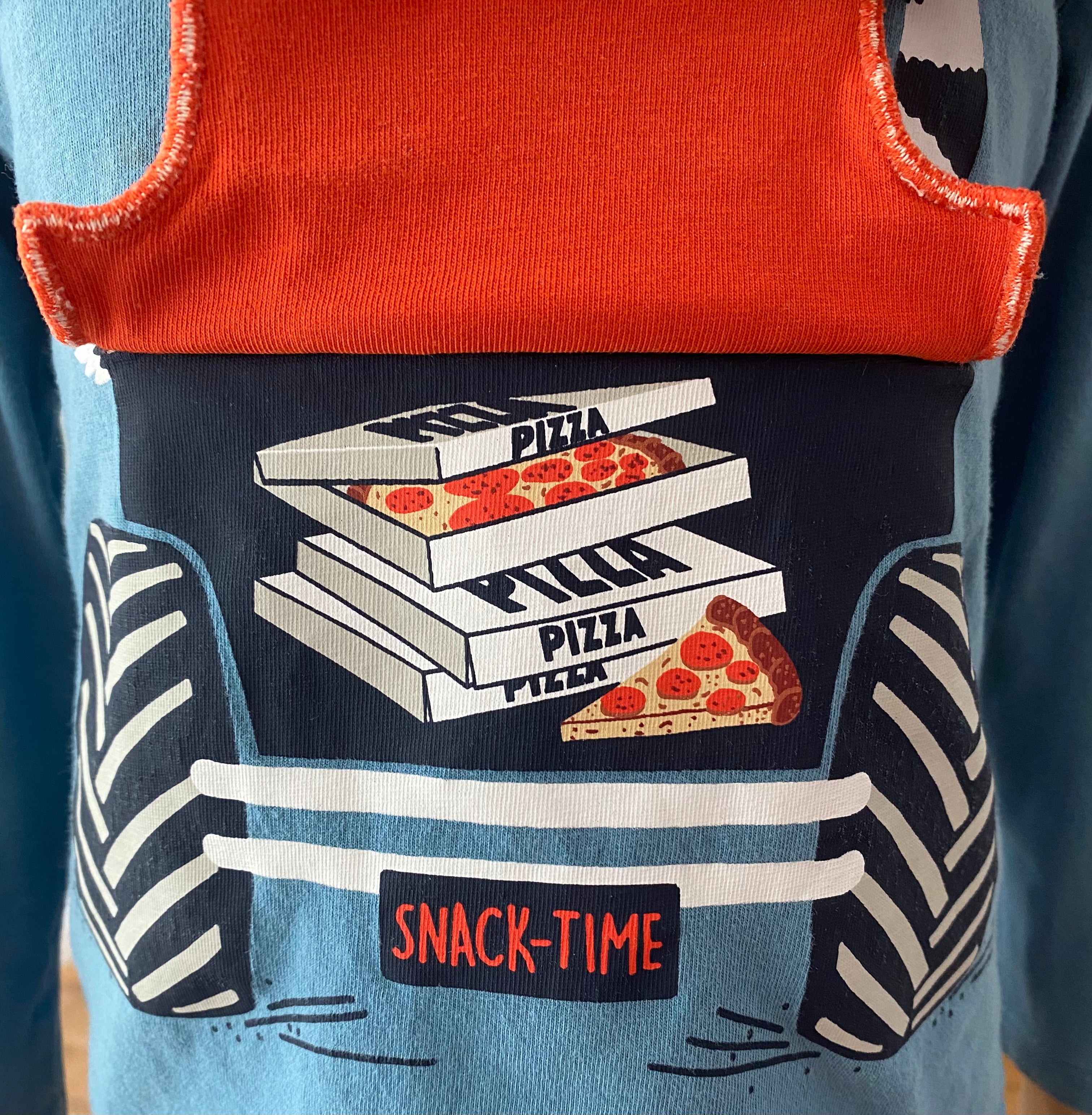 Detailaufnahme C&A Jungen Langarmshirt blau mit Auto Motiv Pizza Snack Time Waschbär und Dachs