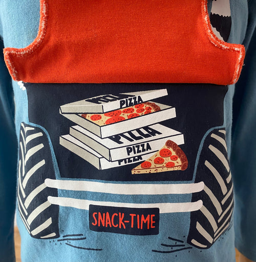 Detailaufnahme C&A Jungen Langarmshirt blau mit Auto Motiv Pizza Snack Time Waschbär und Dachs