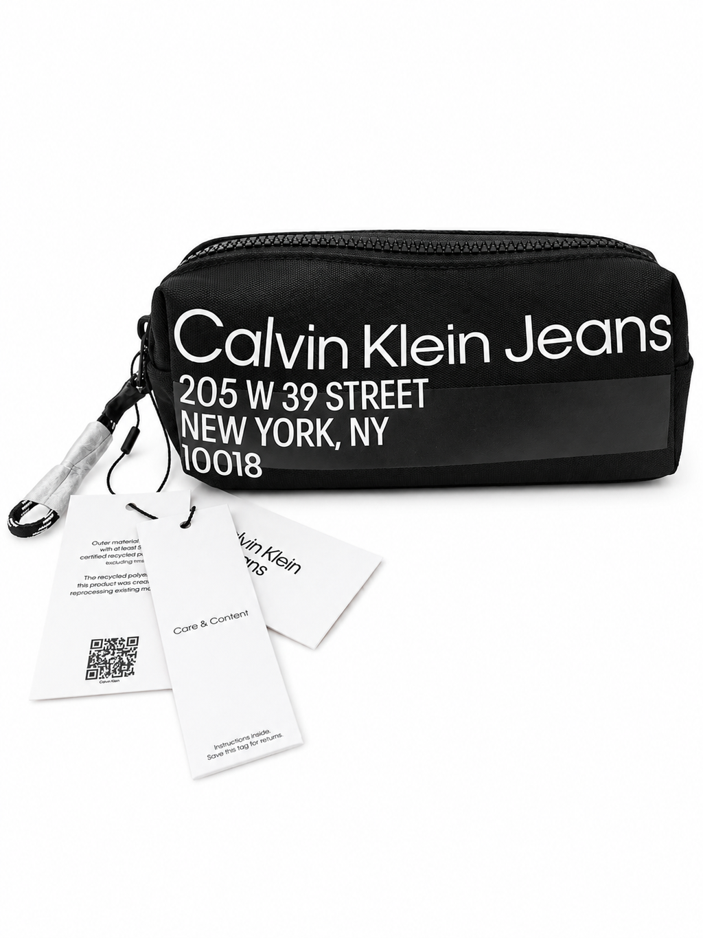 Schwarzes Calvin Klein Jeans Federmäppchen mit Reißverschluss und Originaletikett auf weißem Hintergrund.