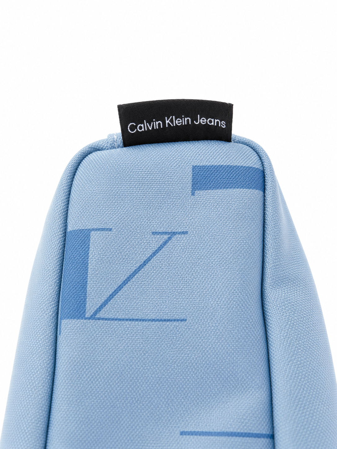 Detailaufnahme des Reißverschlusses mit CK-Logo am hellblauen Calvin Klein Jeans Federmäppchen. Hochwertige Verarbeitung und modernes Design. Logo