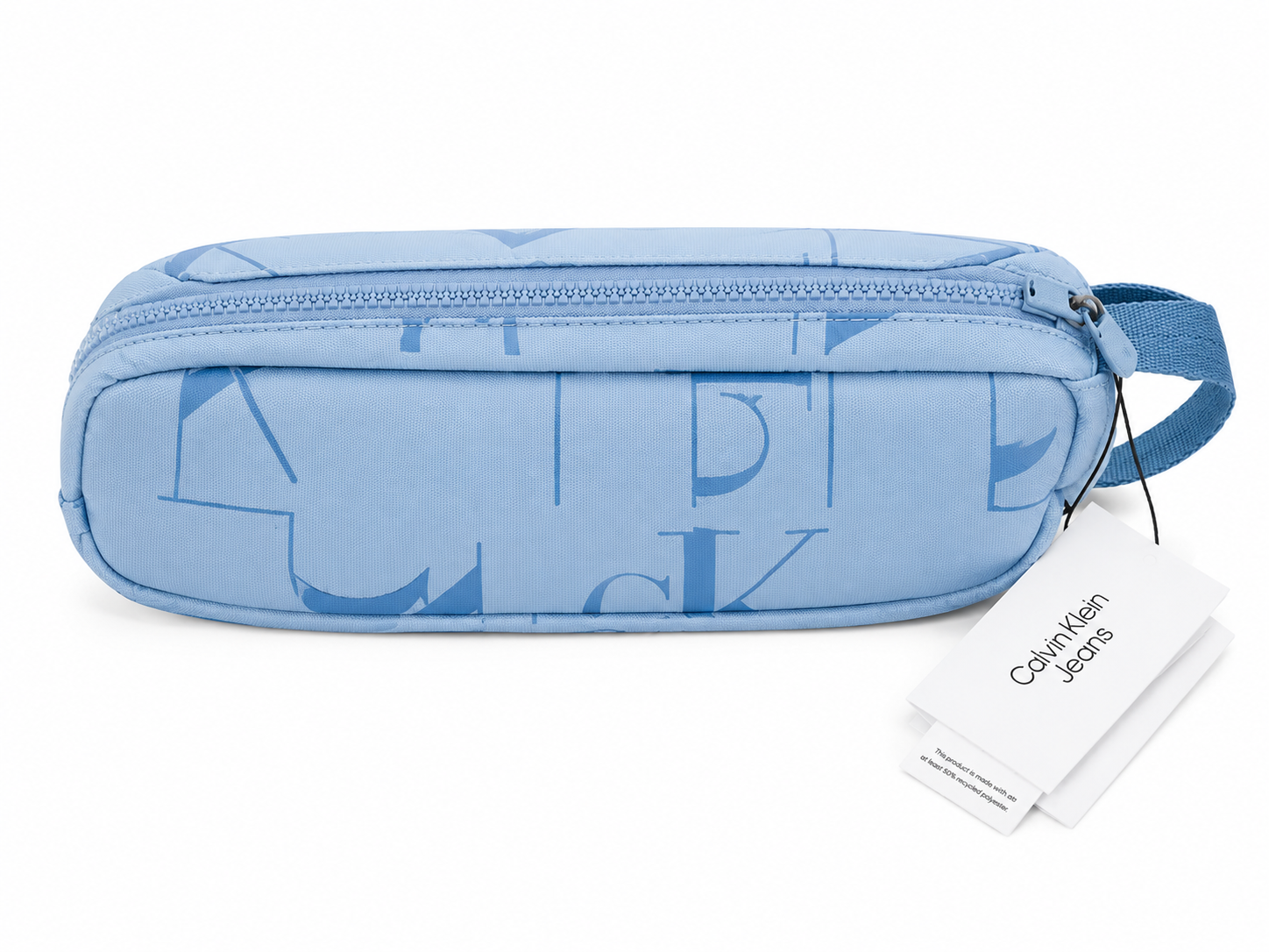 Detailaufnahme des Reißverschlusses mit CK-Logo am hellblauen Calvin Klein Jeans Federmäppchen. Hochwertige Verarbeitung und modernes Design.