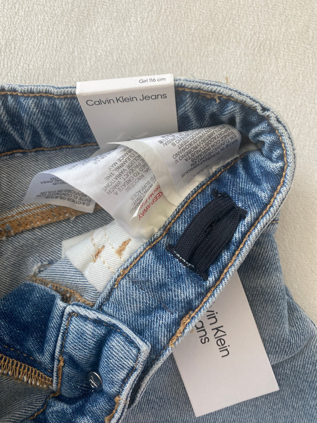 Calvin Klein Jeans Shorts Mädchen Größe 116 hellblaue Denim-Shorts neu mit Etikett Rückansicht Bund innen