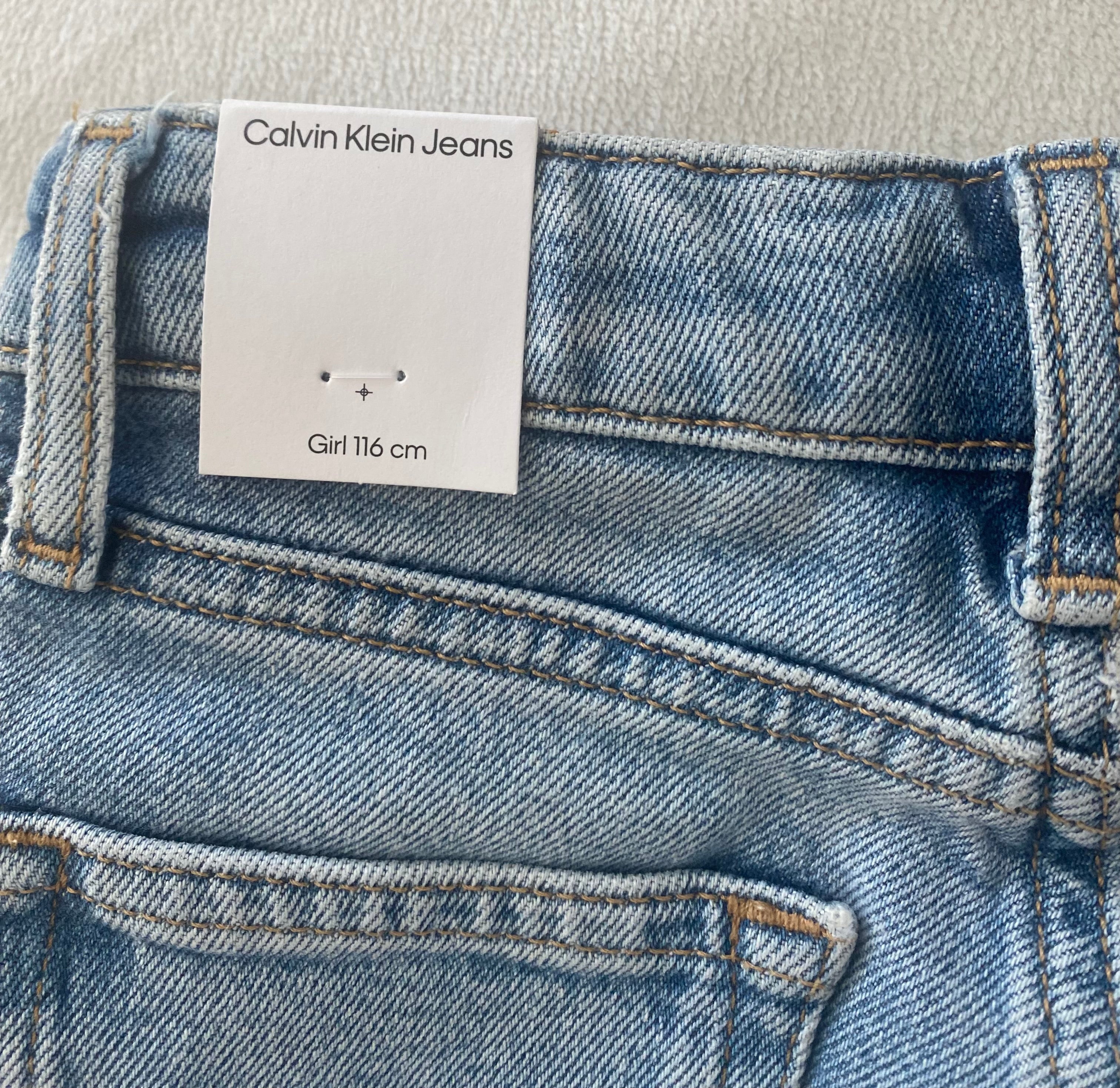 Calvin Klein Jeans Shorts Mädchen Größe 116 hellblaue Denim-Shorts neu mit Etikett Rückansicht Etikett