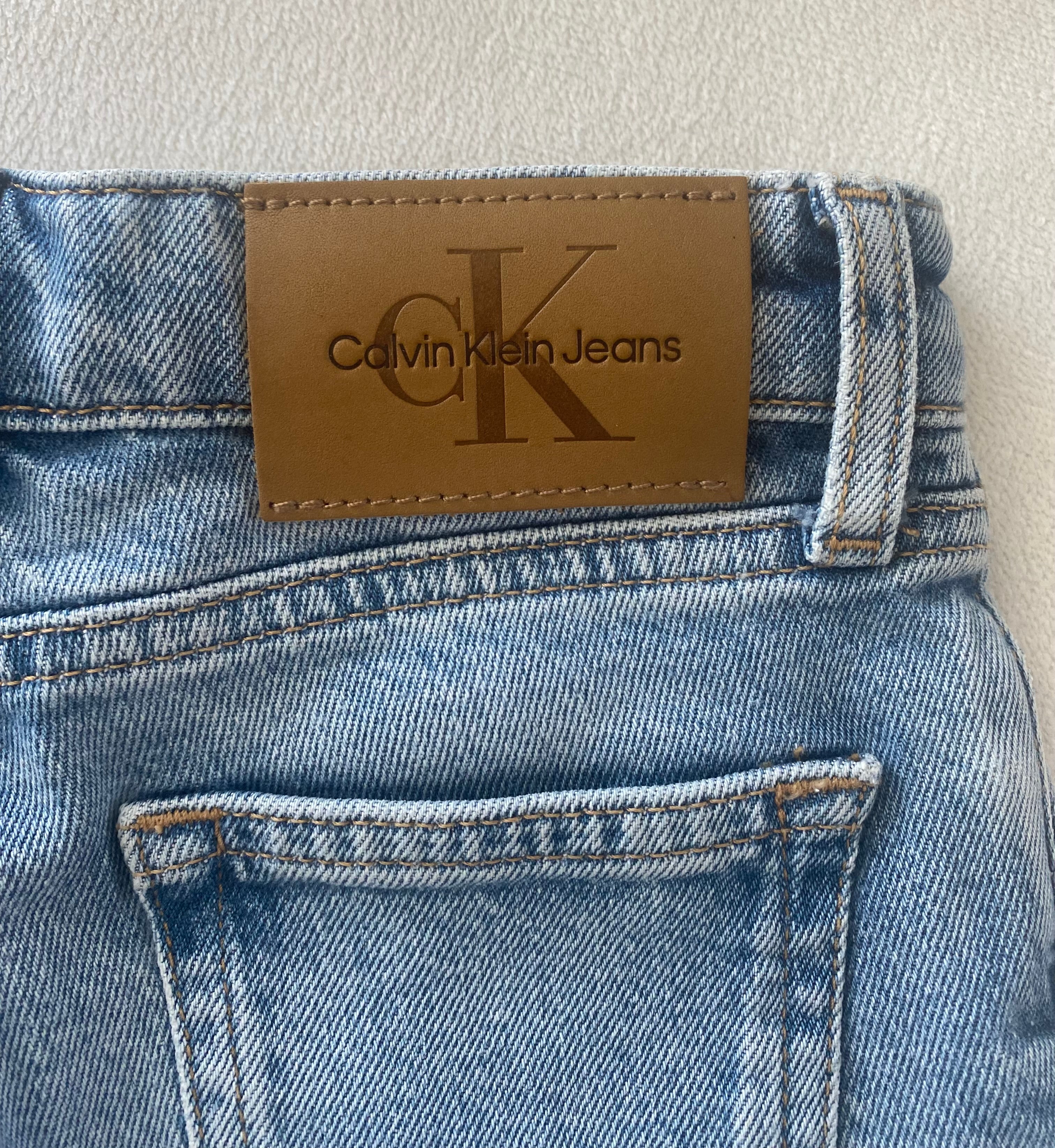 Calvin Klein Jeans Shorts Mädchen Größe 116 hellblaue Denim-Shorts neu mit Etikett Rückansicht Logo