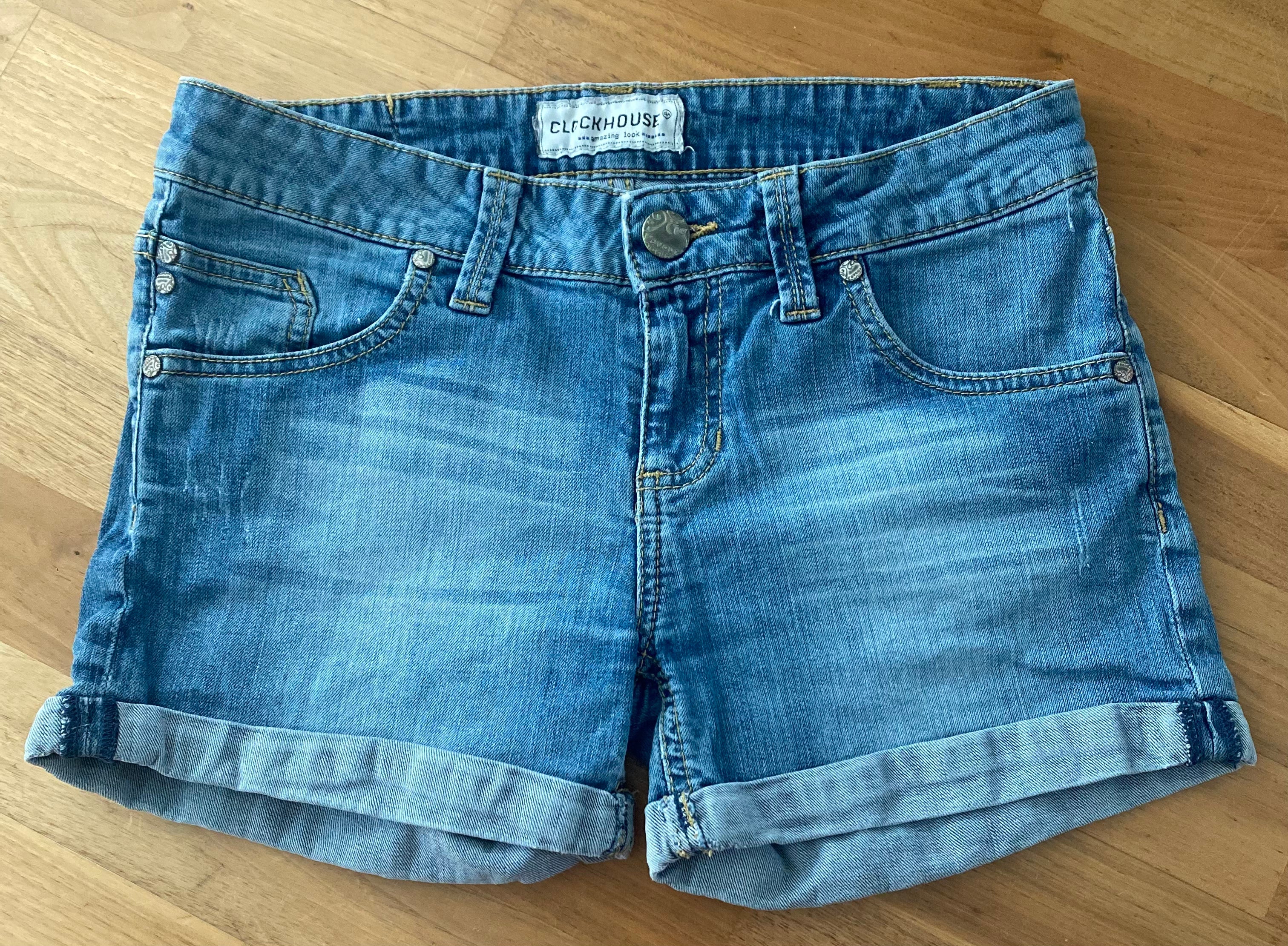 Clockhouse Damen Jeans Shorts hellblau mit Umschlag und Used-Waschung Vorderansicht