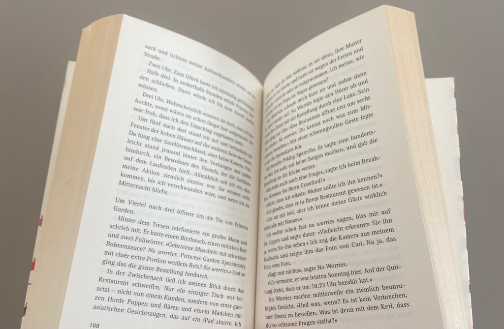 Mirjam Mous Crazy Games Jugendthriller Taschenbuch gebraucht mit buntem Augenmotiv auf weißem Cover und Arena Verlag Logo Detailansicht