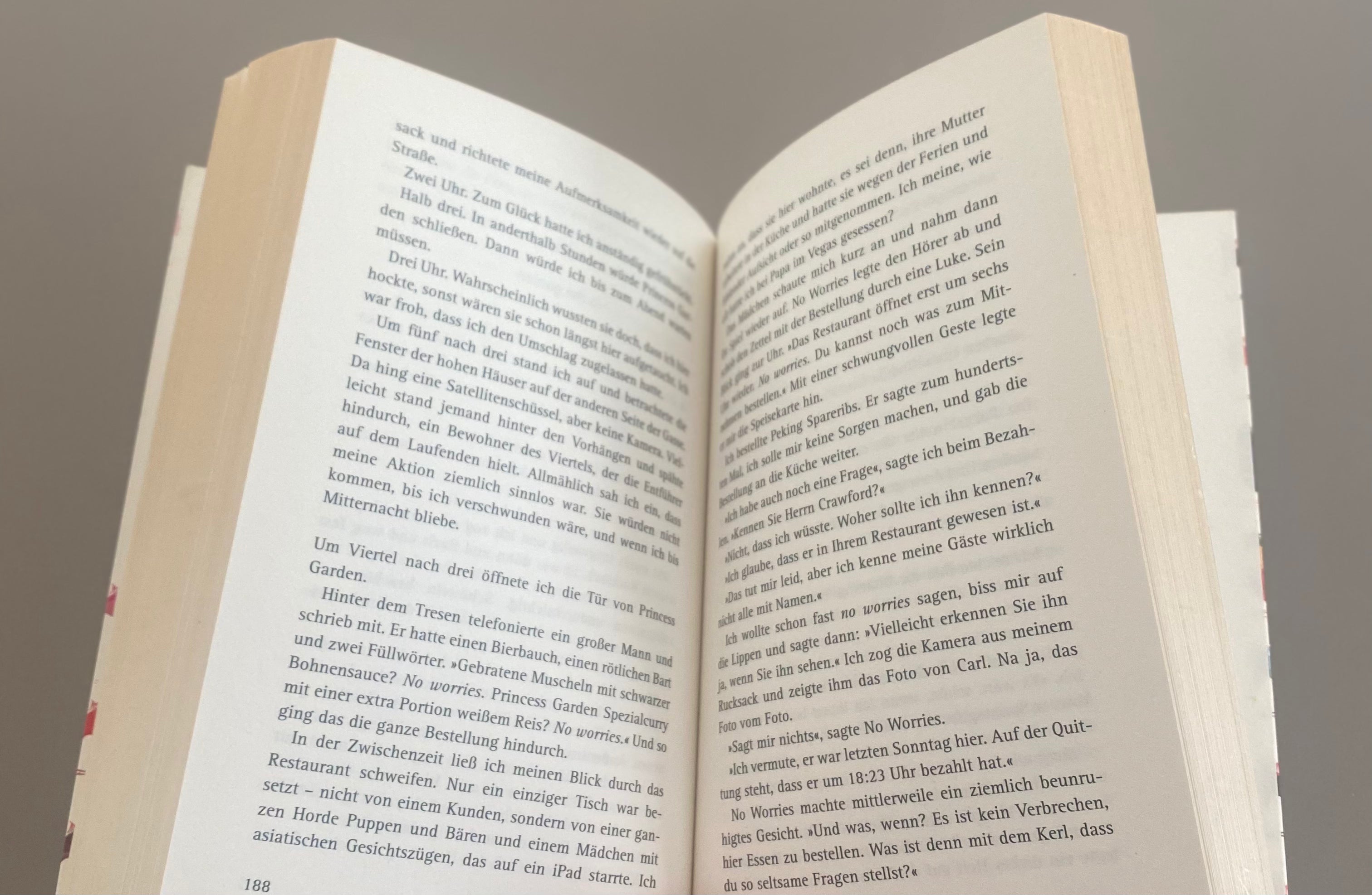Mirjam Mous Crazy Games Jugendthriller Taschenbuch gebraucht mit buntem Augenmotiv auf weißem Cover und Arena Verlag Logo Detailansicht
