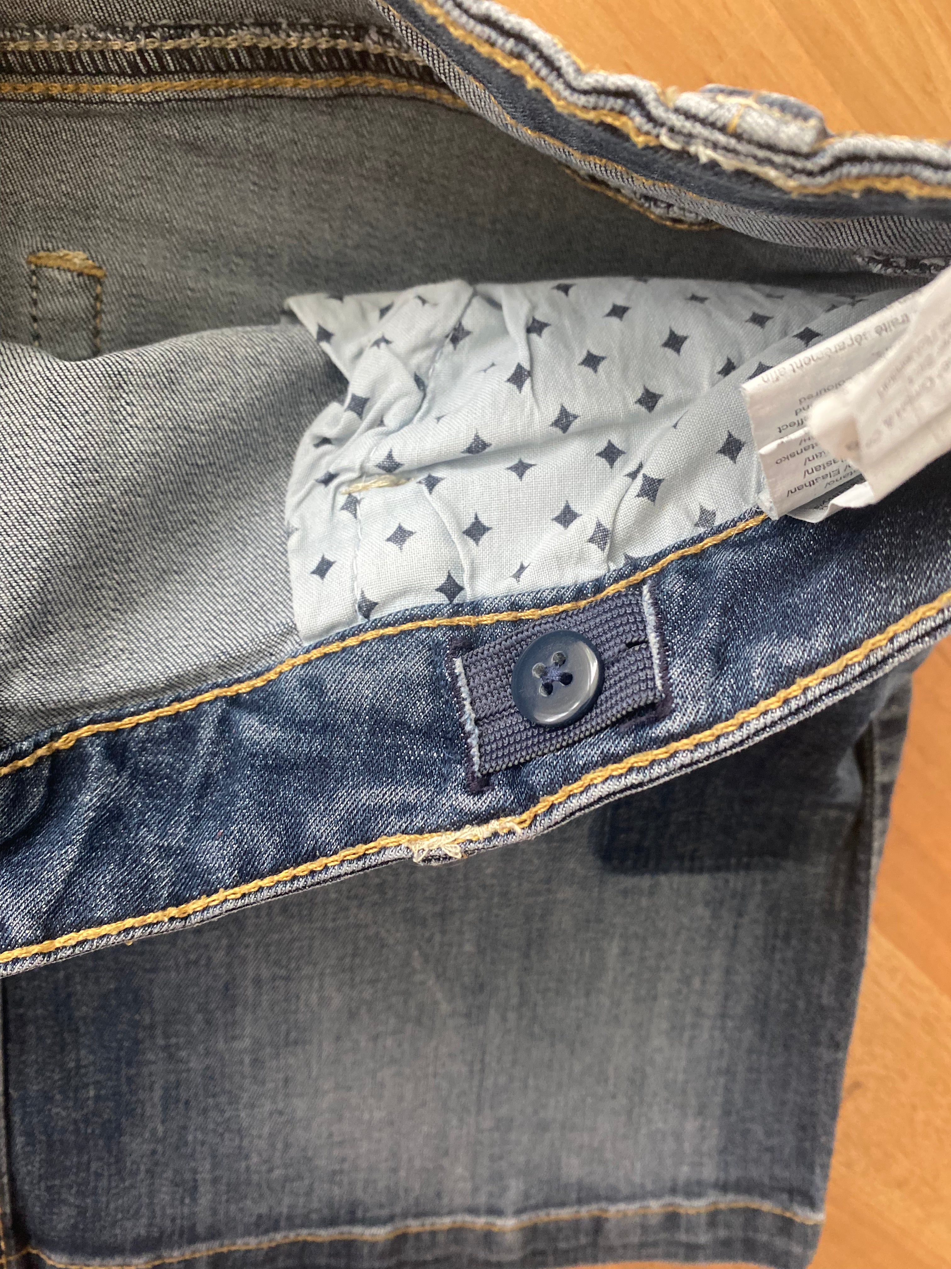 Damen Jeans-Minirock in blauer Denim-Waschung mit klassischem Schnitt und Taschen. Bund