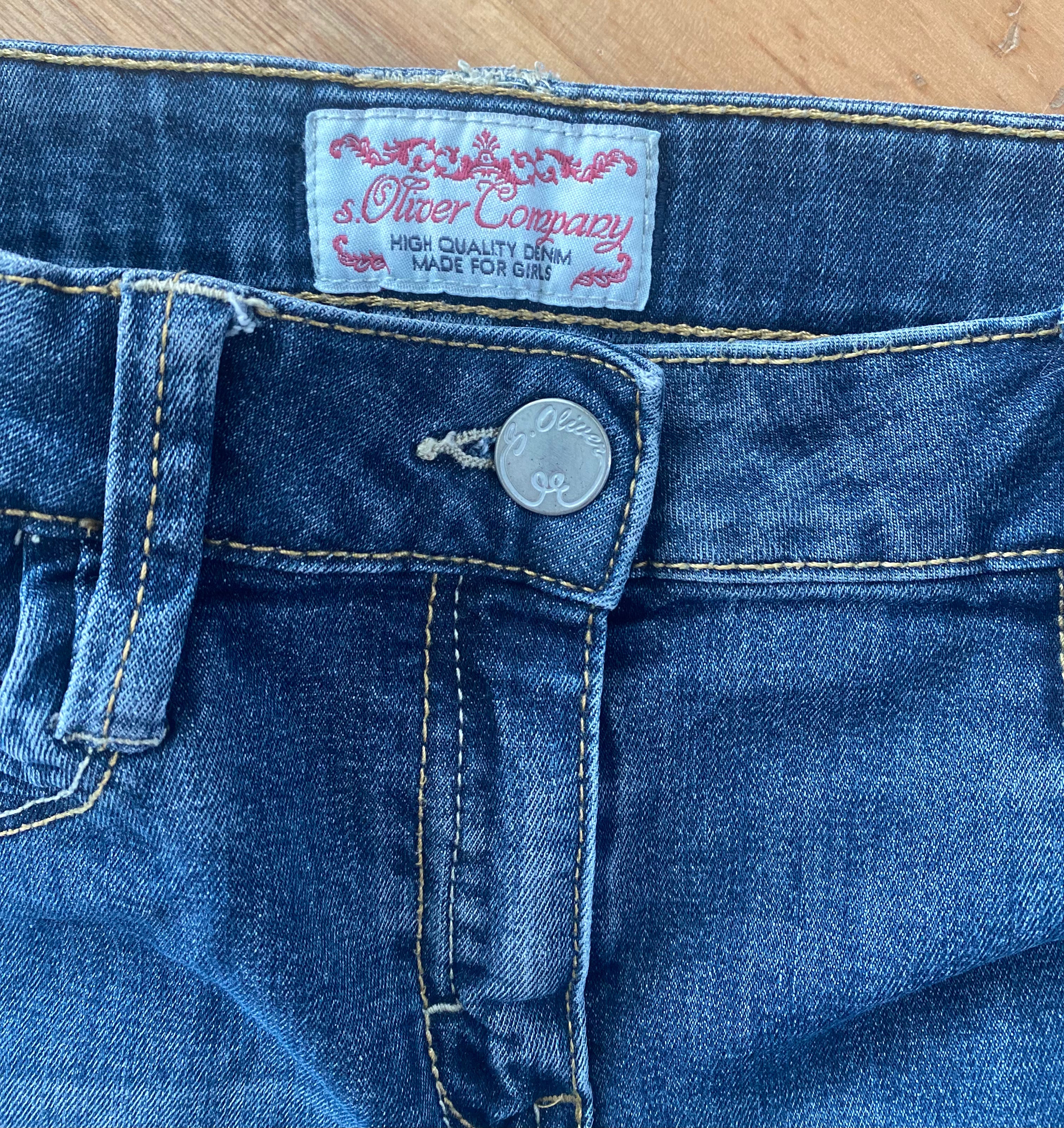 Damen Jeans-Minirock in blauer Denim-Waschung mit klassischem Schnitt und Taschen. Logo