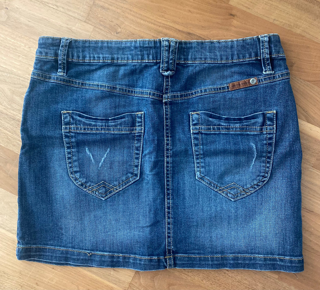 Damen Jeans-Minirock in blauer Denim-Waschung mit klassischem Schnitt und Taschen. Rückseite