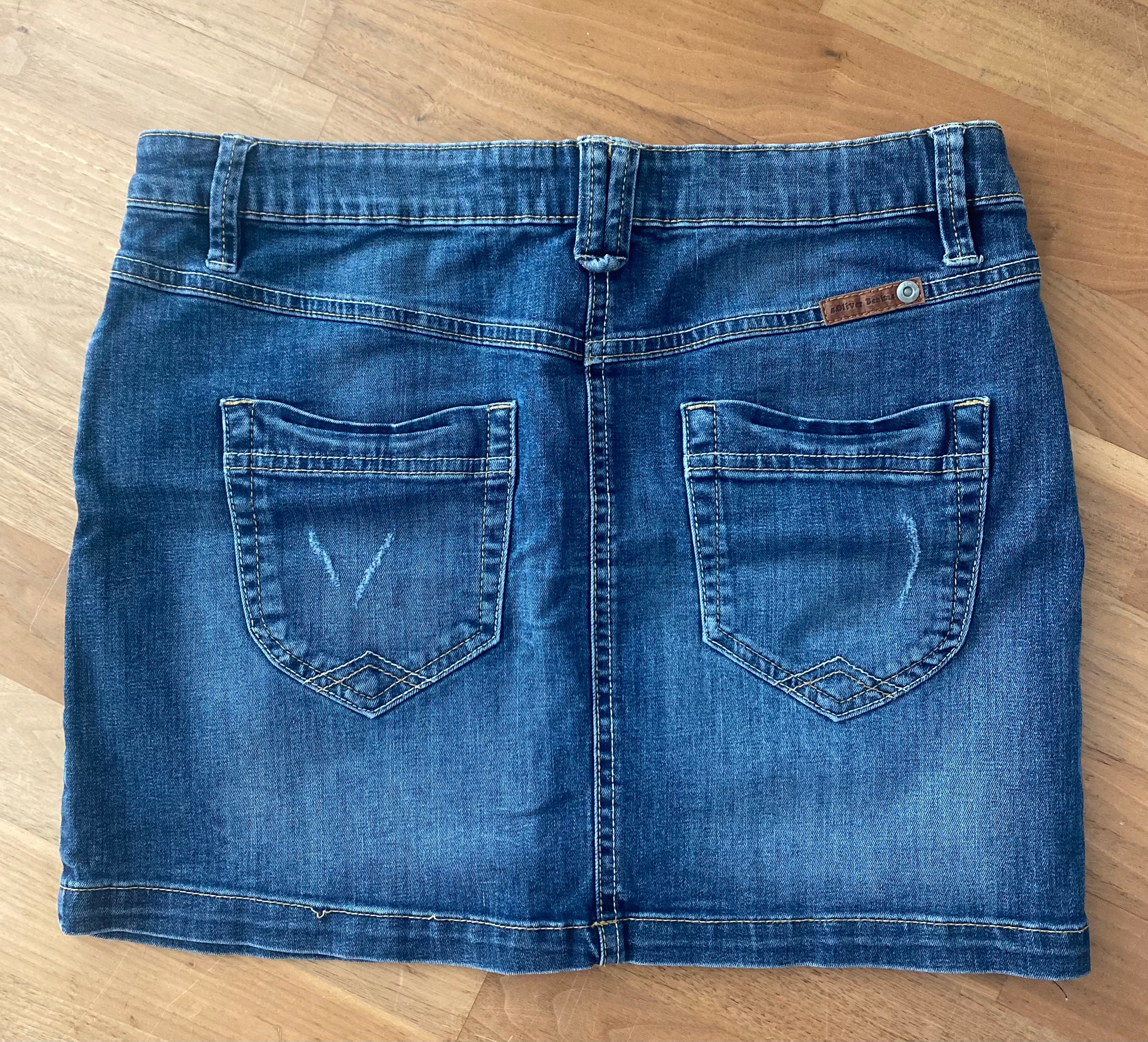 Damen Jeans-Minirock in blauer Denim-Waschung mit klassischem Schnitt und Taschen. Rückseite