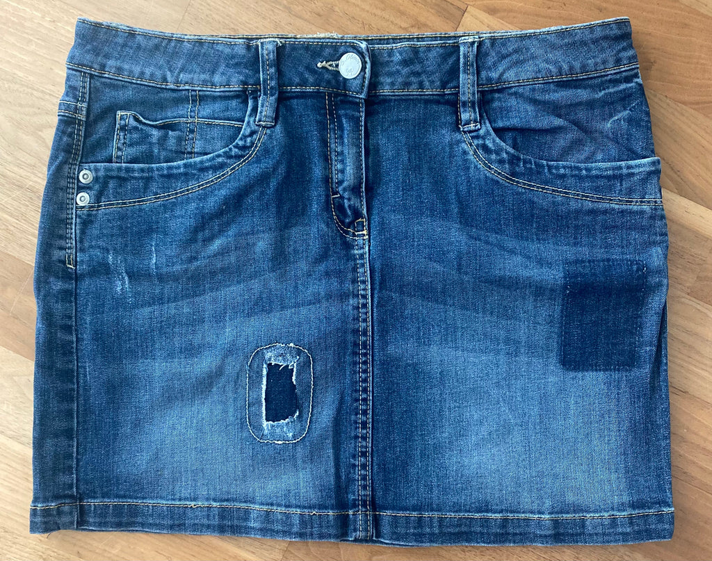 Damen Jeans-Minirock in blauer Denim-Waschung mit klassischem Schnitt und Taschen. Vorderseite