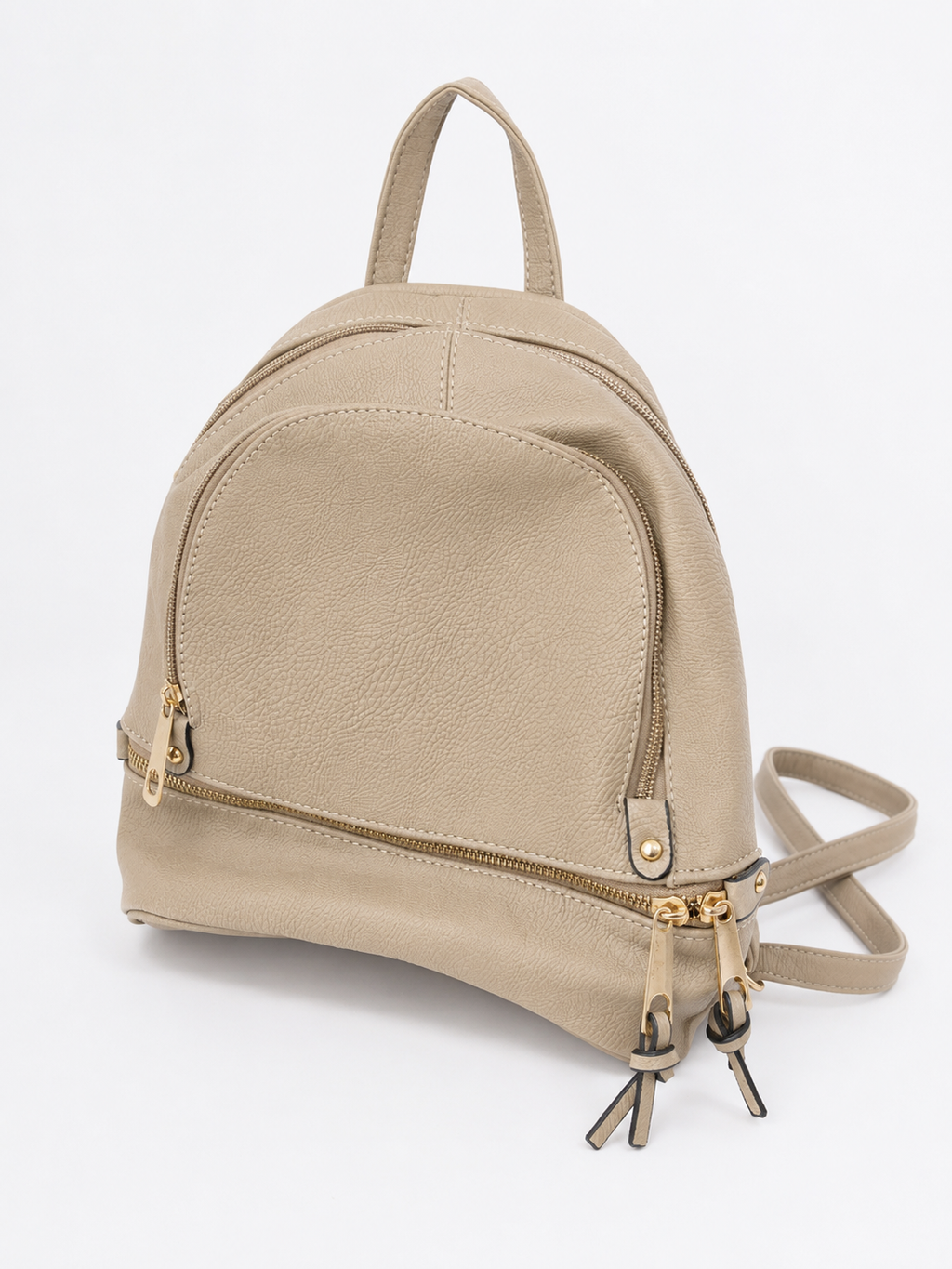 Beiger Damenrucksack in Lederoptik mit goldfarbenen Reißverschlüssen und Fronttasche auf weißem Hintergrund.
