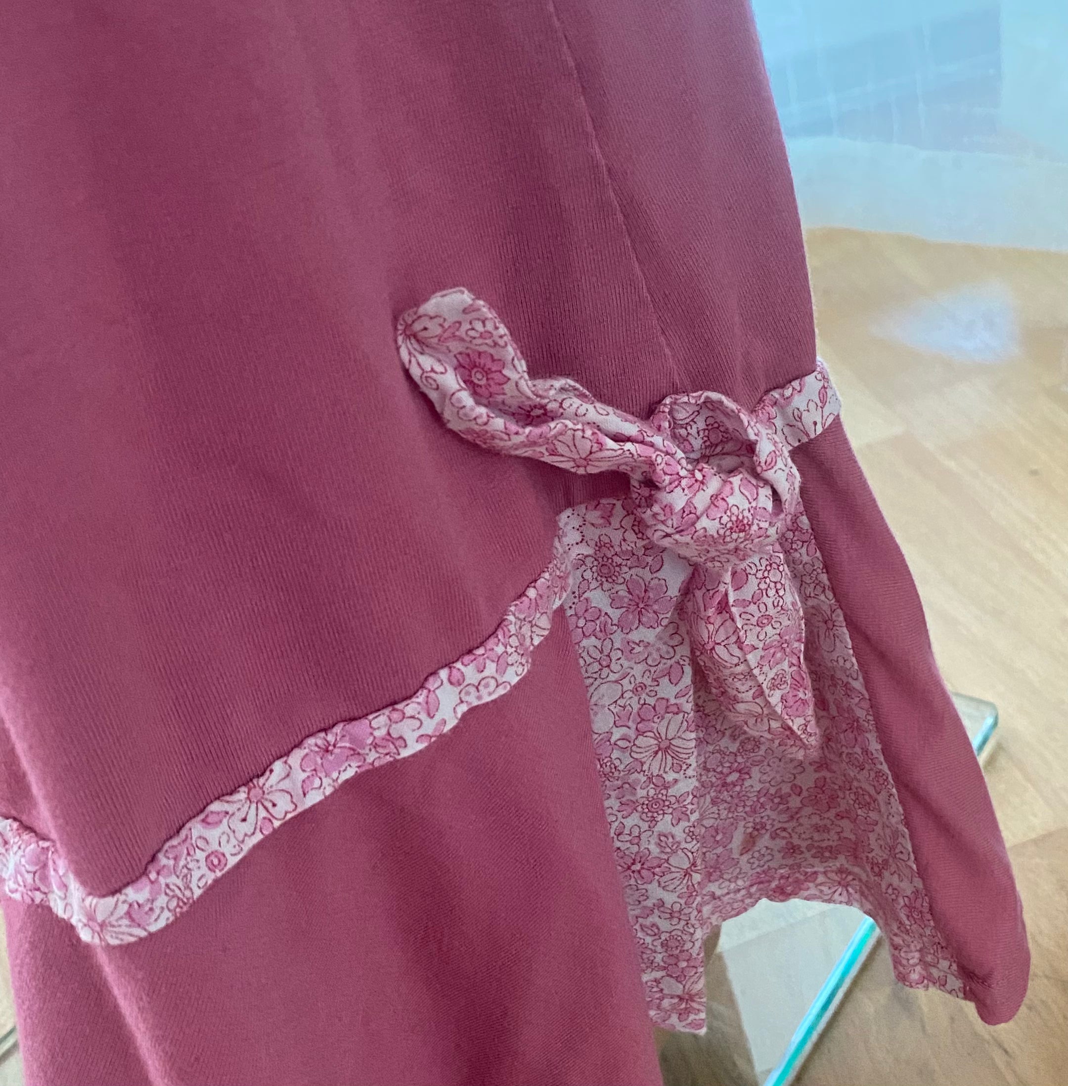 Detailaufnahme rosa Mädchen Rock Größe 104 mit dekorativer Schleife und floralen Akzenten