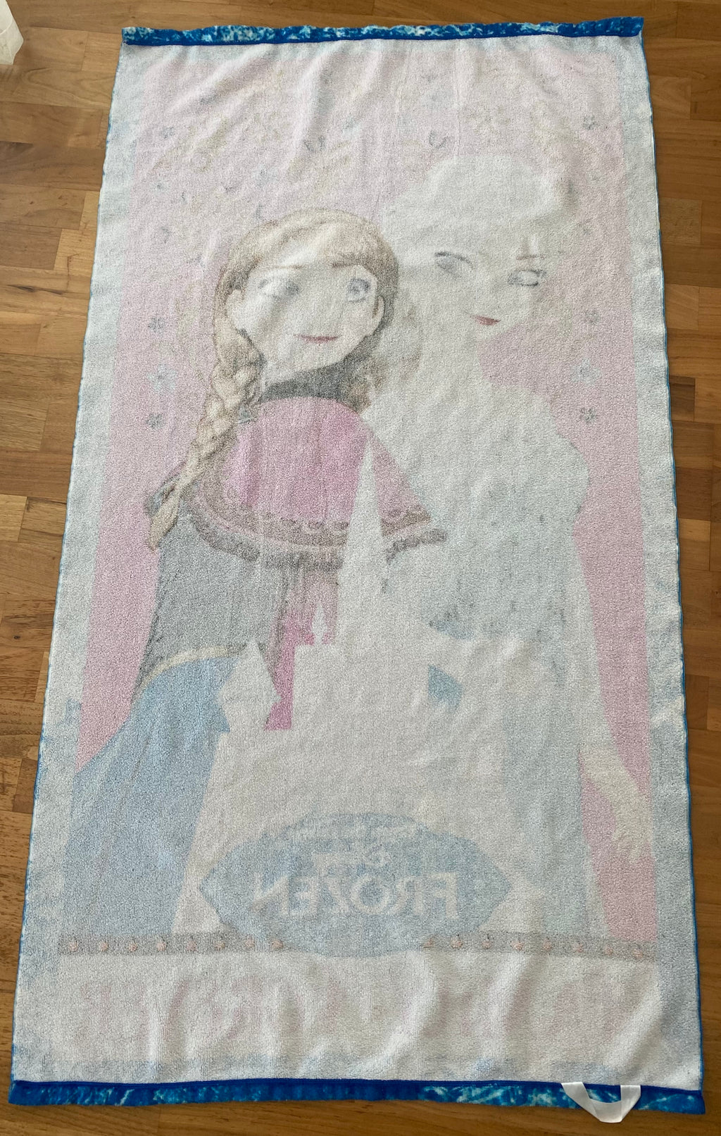 Disney Frozen Handtuch mit Elsa und Anna in Pink und Blau, Motiv Family Forever, Größe 136 x 72 cm. Rückseite