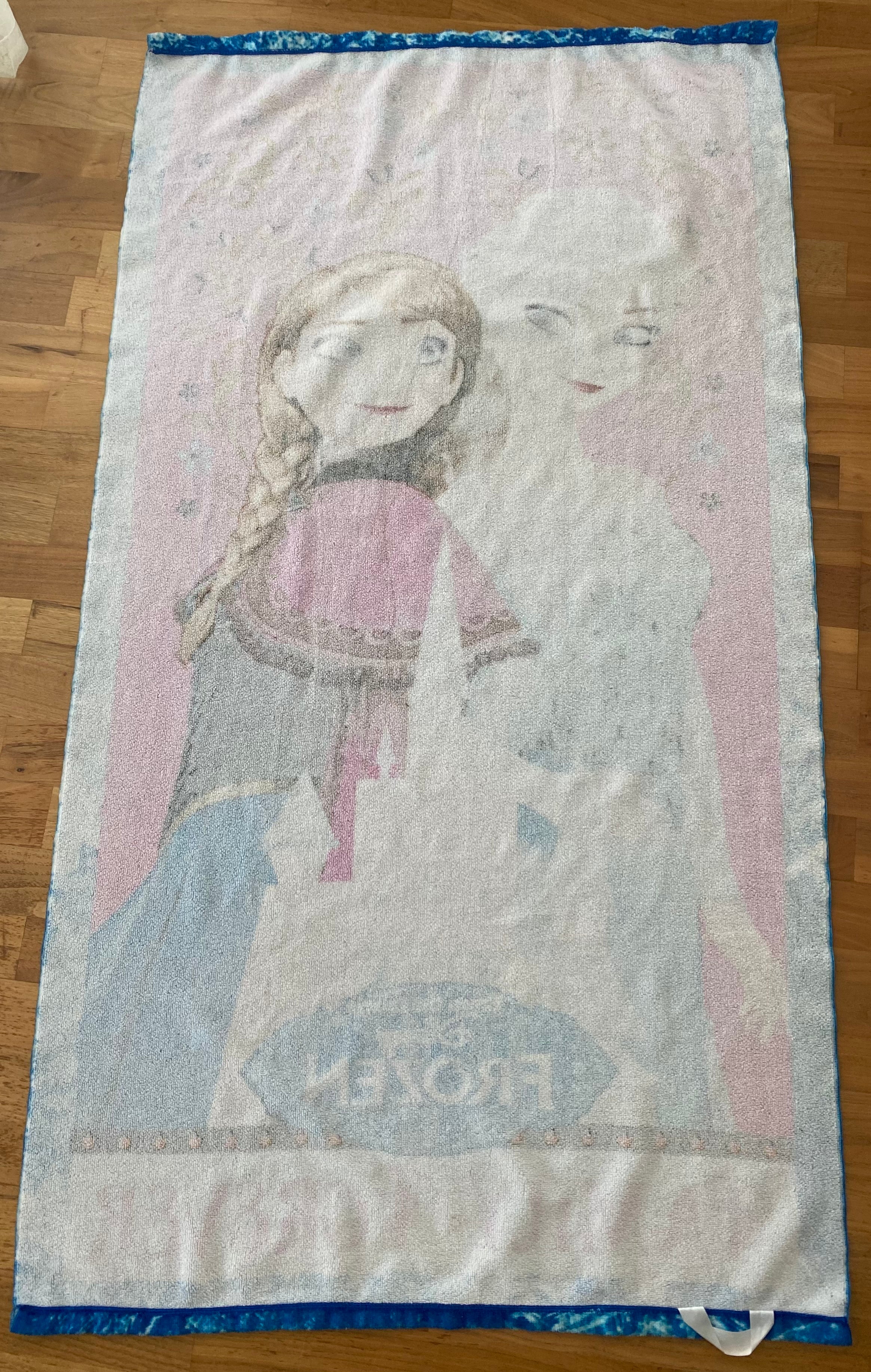 Disney Frozen Handtuch mit Elsa und Anna in Pink und Blau, Motiv Family Forever, Größe 136 x 72 cm. Rückseite