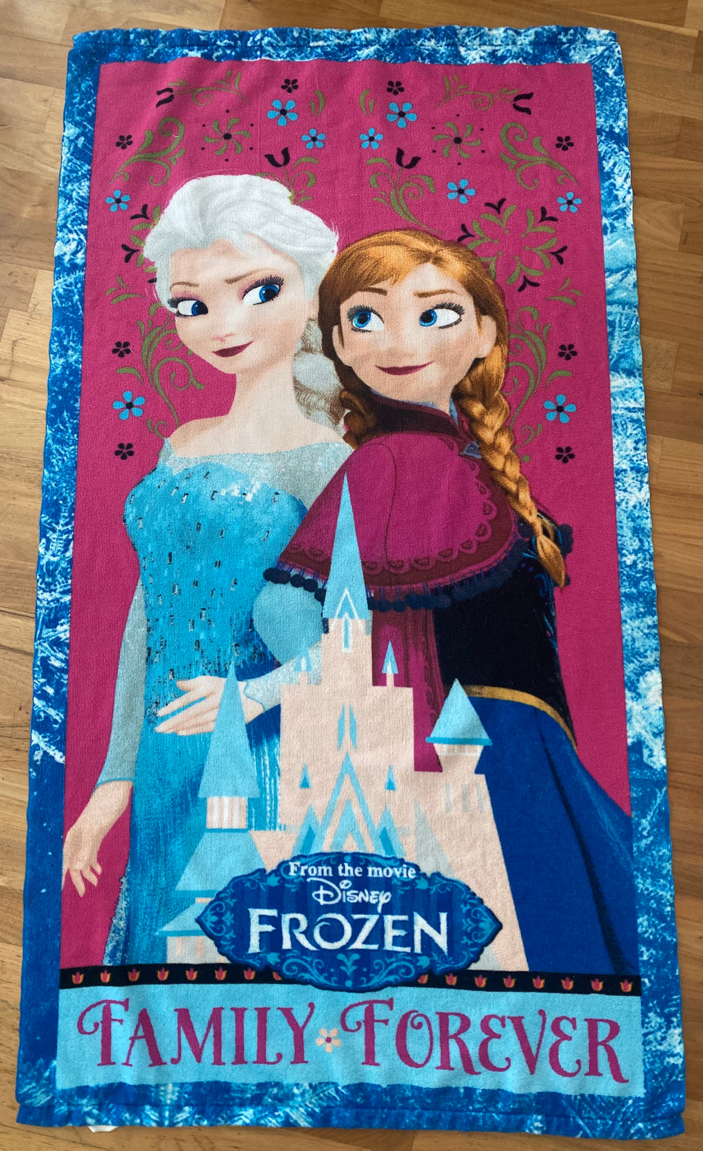 Disney Frozen Handtuch mit Elsa und Anna in Pink und Blau, Motiv Family Forever, Größe 136 x 72 cm Vorderseite