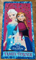 Disney Frozen Handtuch mit Elsa und Anna in Pink und Blau, Motiv Family Forever, Größe 136 x 72 cm Vorderseite