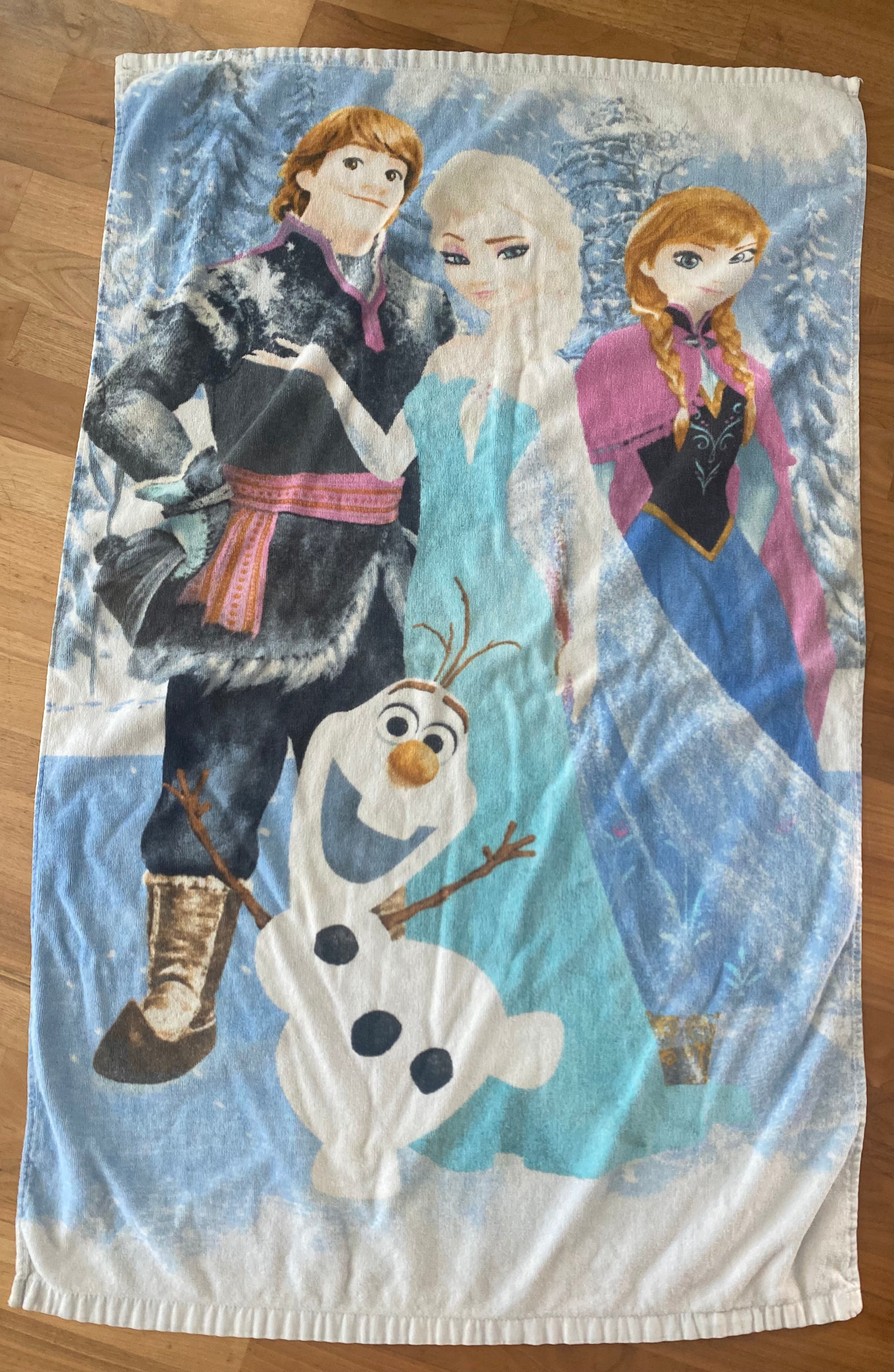 Disney Frozen Handtuch mit Elsa, Anna, Kristoff und Olaf in Winterlandschaft, Kinder Badetuch 109 x 70 cm. Vorderseite