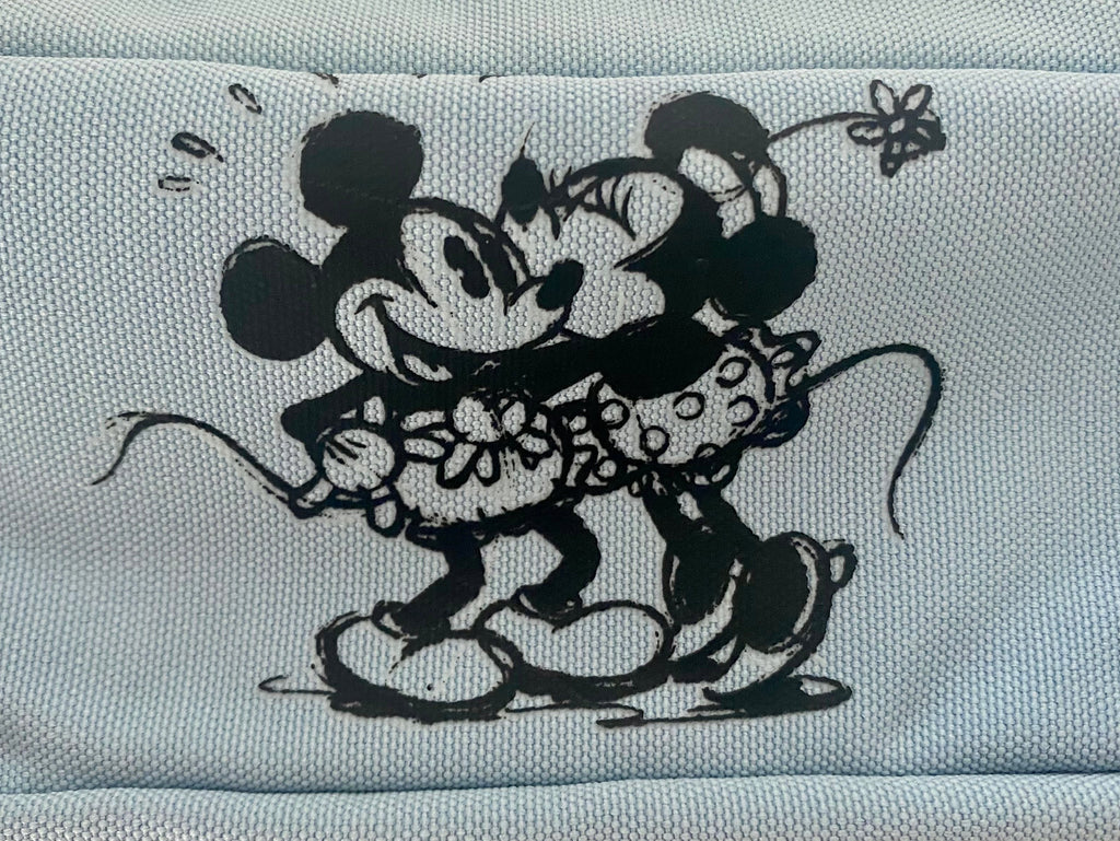 Hellblaues Disney Mickey & Minnie Mouse Mäppchen mit rosa Reißverschluss und Mickey-Mouse-Anhänger Detailansicht Logo