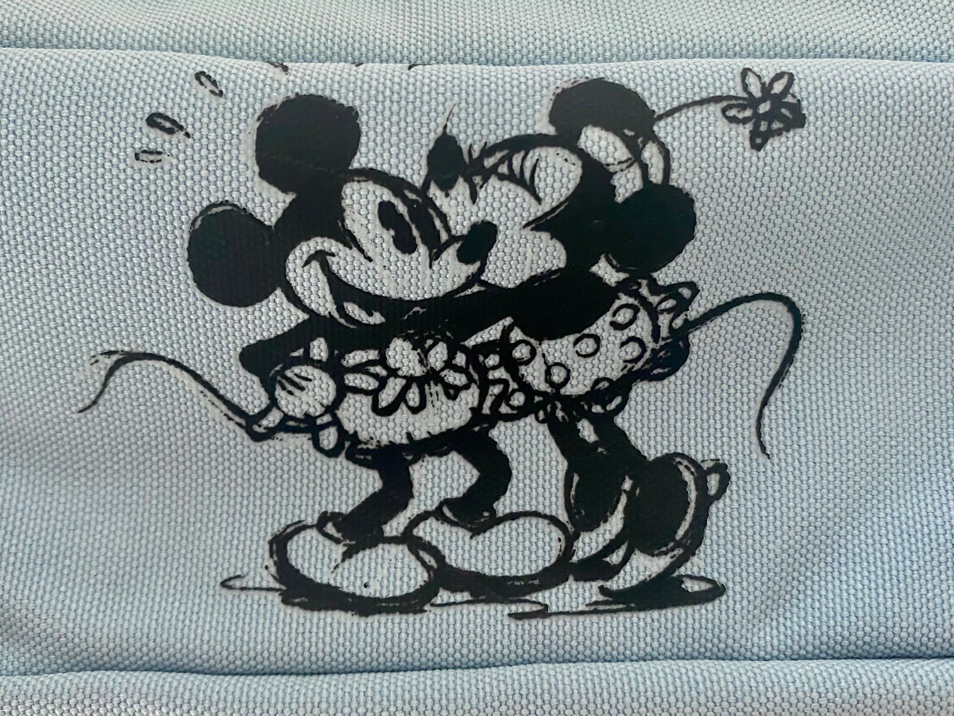 Hellblaues Disney Mickey & Minnie Mouse Mäppchen mit rosa Reißverschluss und Mickey-Mouse-Anhänger Detailansicht Logo