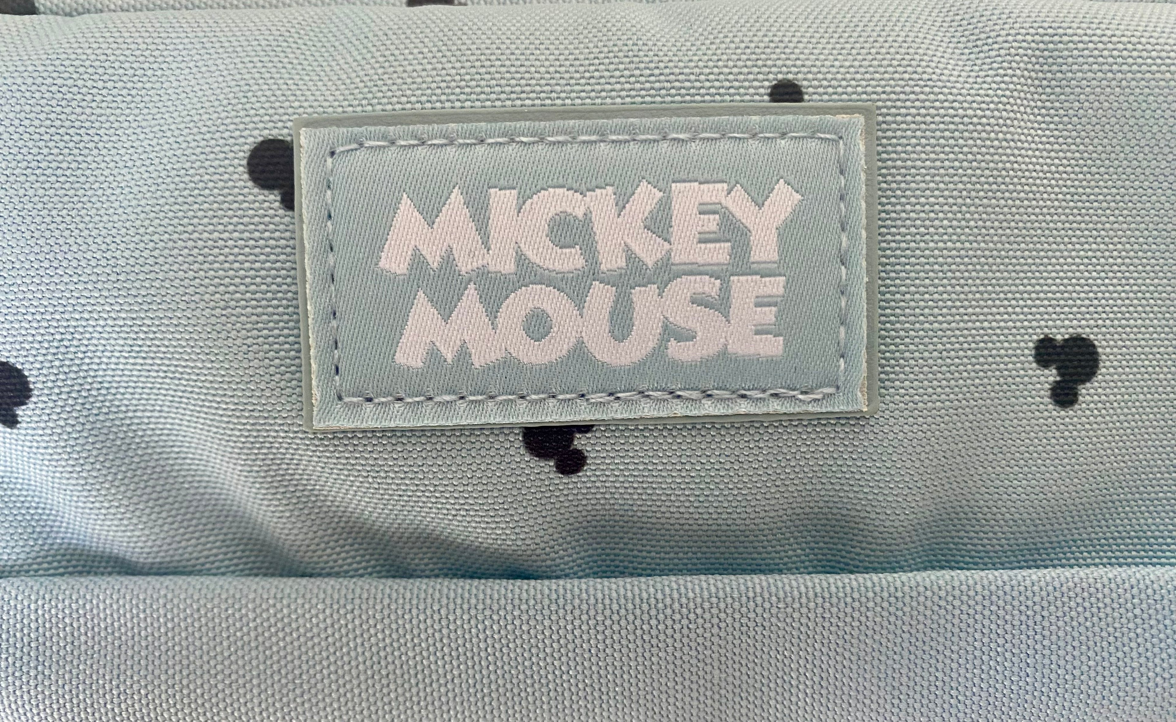 Hellblaues Disney Mickey & Minnie Mouse Mäppchen mit rosa Reißverschluss und Mickey-Mouse-Anhänger Logo Detailansicht