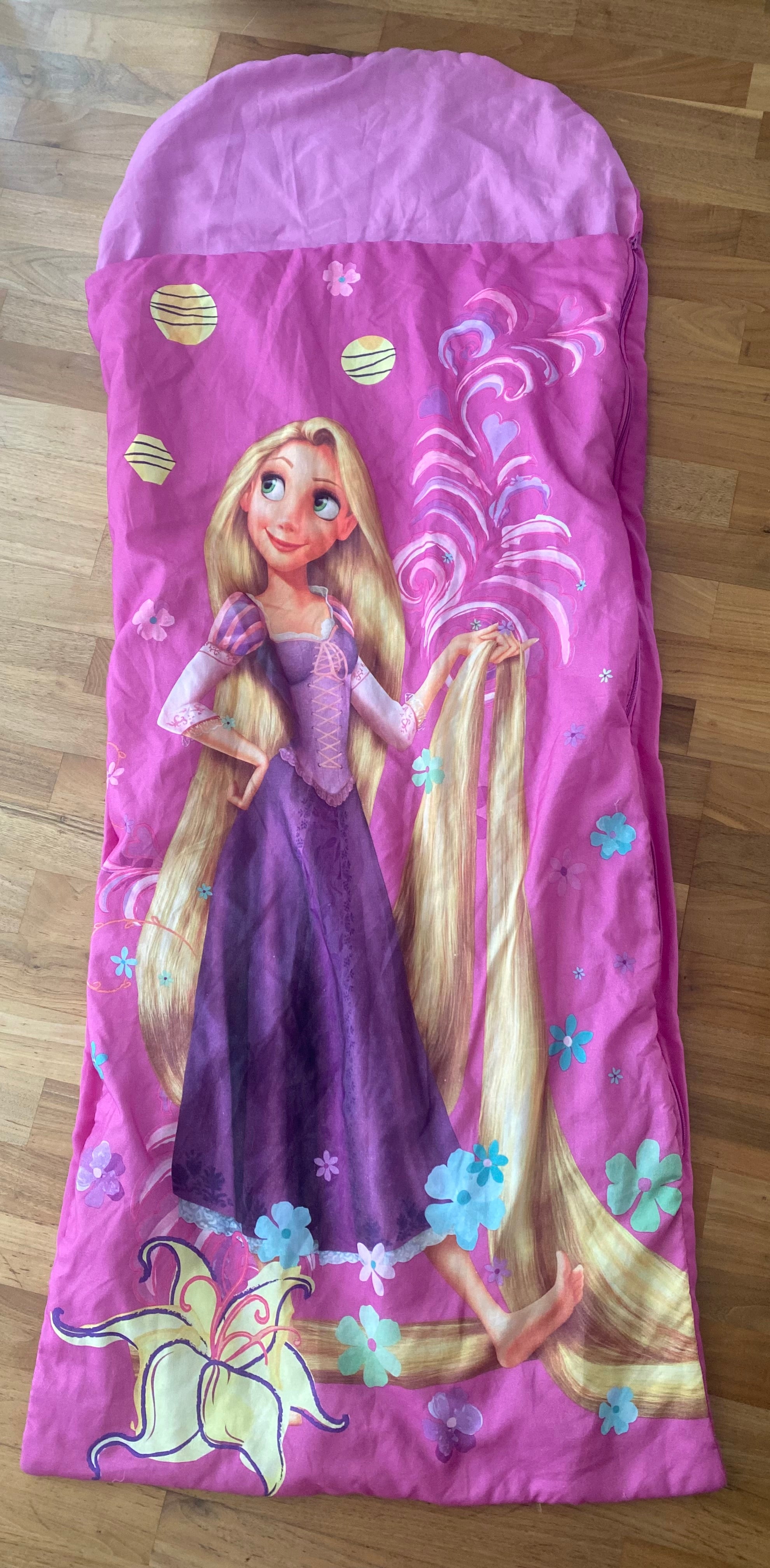 Disney Rapunzel Kinderschlafsack in Pink mit großem Prinzessinnen-Motiv und Blumenmuster
Vorderseite