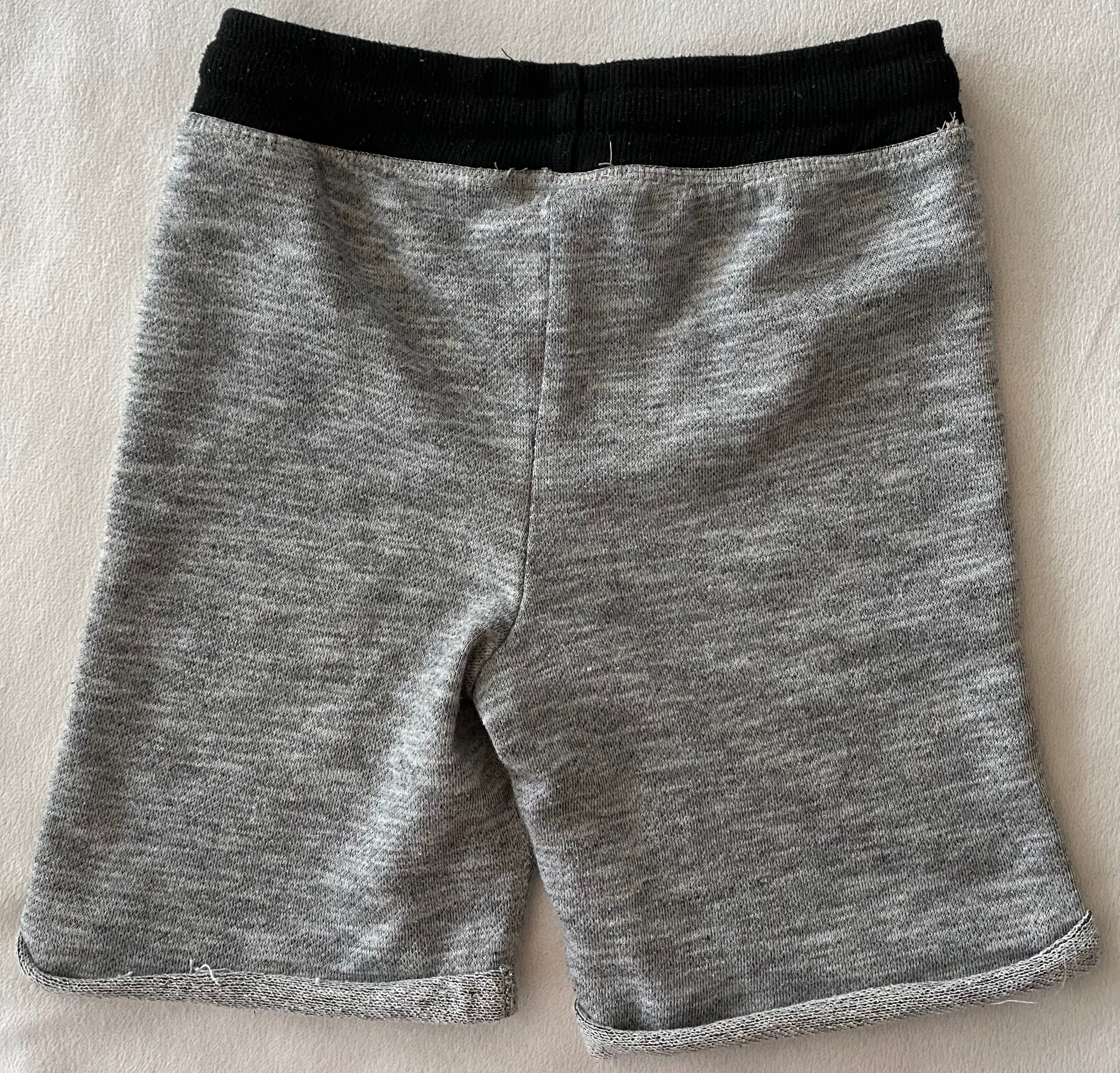 Dopodopo Shorts Jungen grau Gr. 110 kurze Hose mit elastischem Bund bequem Sommer flach liegend Vorderseite
