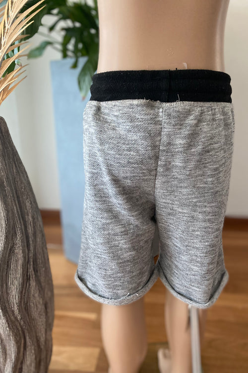 Dopodopo Jungen Shorts hellgrau mit Print Größe 110 bequeme Sommerhose sportlich getragen