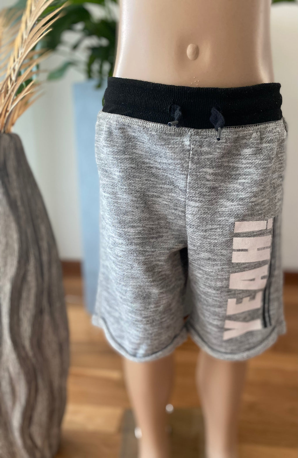 Dopodopo Jungen Shorts hellgrau Größe 110 elastischer Bund bequeme kurze Hose vorne getragen