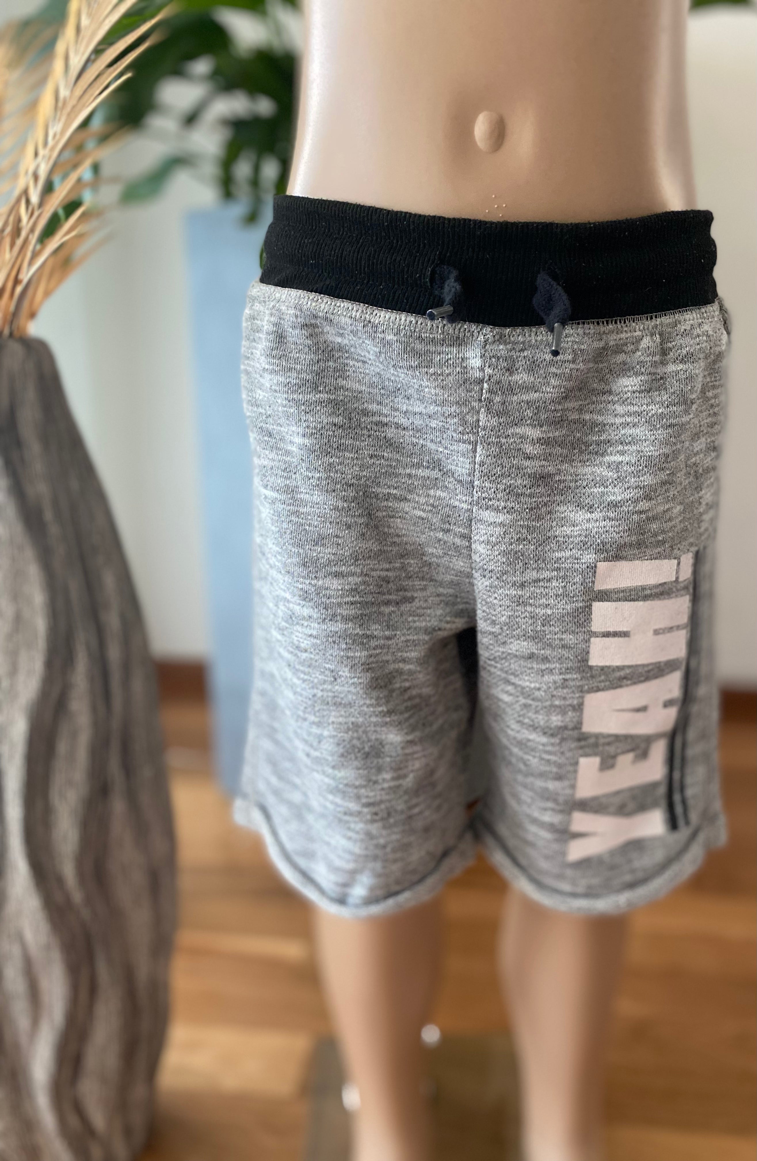 Dopodopo Jungen Shorts hellgrau Größe 110 elastischer Bund bequeme kurze Hose vorne getragen