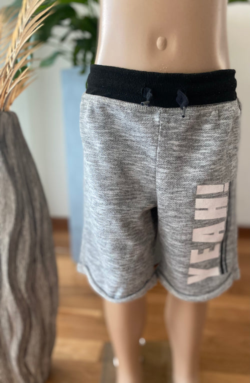 Dopodopo Jungen Shorts hellgrau Größe 110 elastischer Bund bequeme kurze Hose vorne getragen