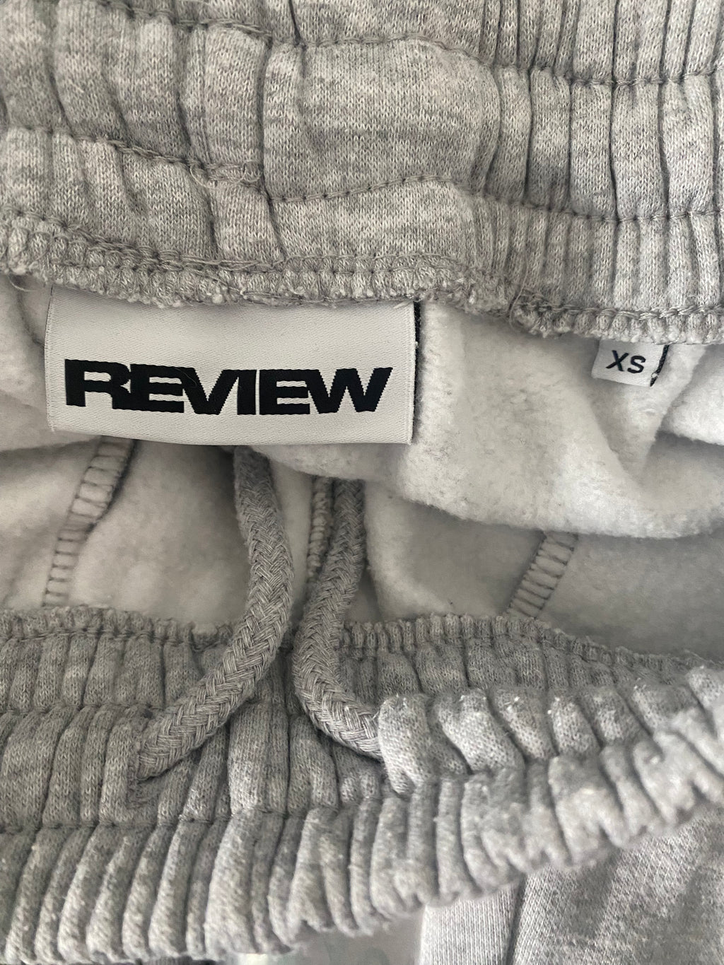 Graue REVIEW Jogginghose in Größe XS mit Logo-Print auf der Vorderseite – Markenlogo Größenetikett