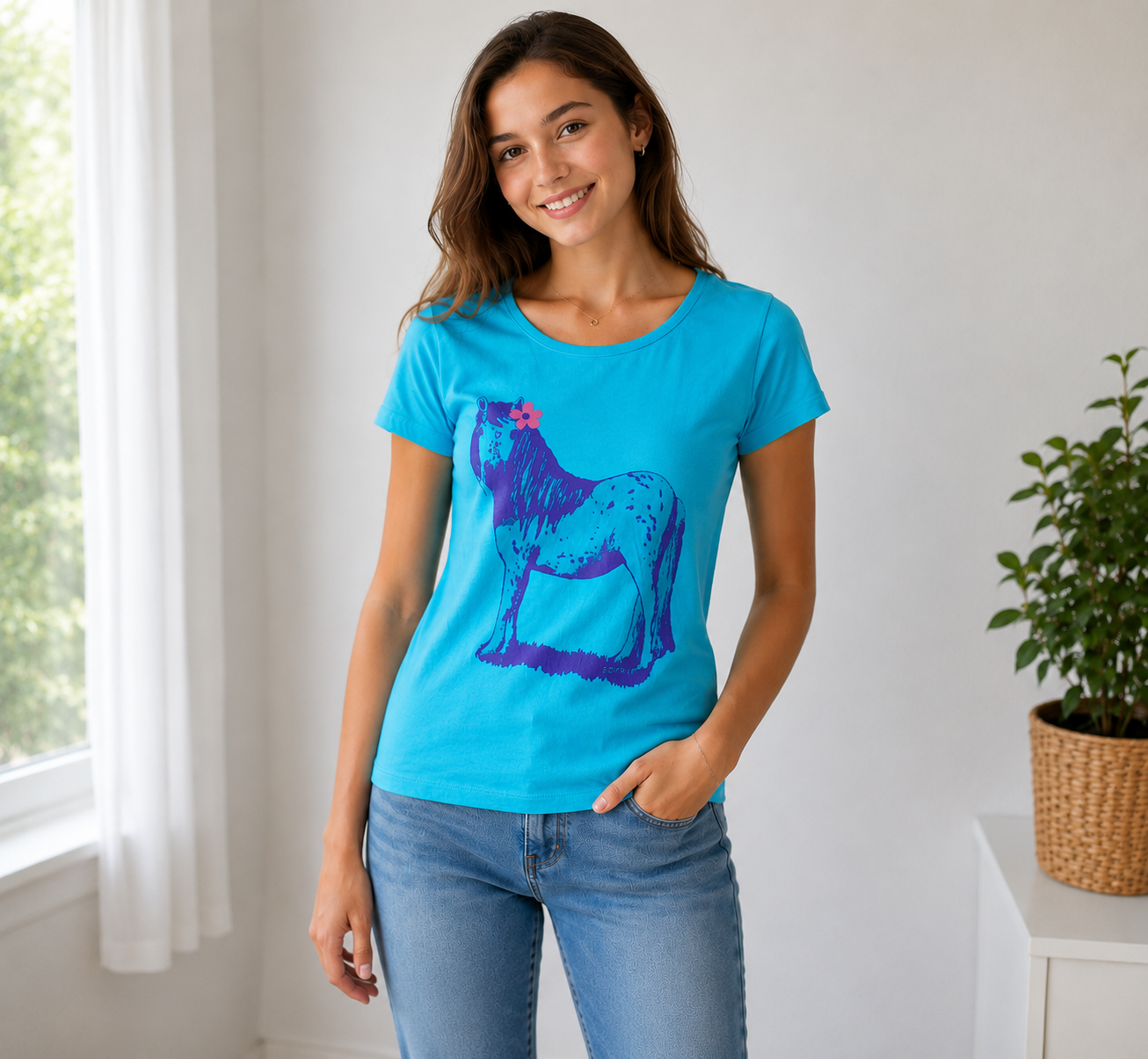 Esprit Damen T-Shirt in Türkis mit großem blau-lila Pferde-Print auf der Vorderseite. Kurzarmshirt mit Rundhalsausschnitt in Größe 164, kombiniert mit einer hellblauen Jeans. Ideal für Freizeit und Sommer. getragen