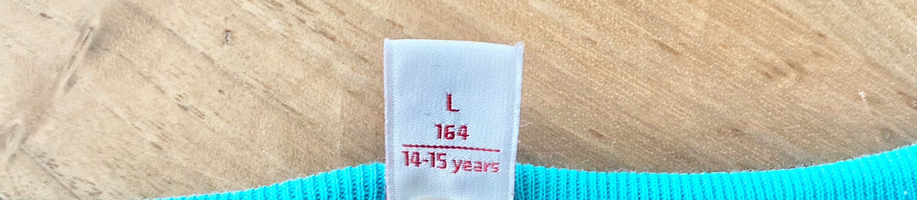 Esprit Damen T-Shirt in Türkis mit großem blau-lila Pferde-Print auf der Vorderseite. Kurzarmshirt mit Rundhalsausschnitt in Größe 164, kombiniert mit einer hellblauen Jeans. Ideal für Freizeit und Sommer. Größenetikett