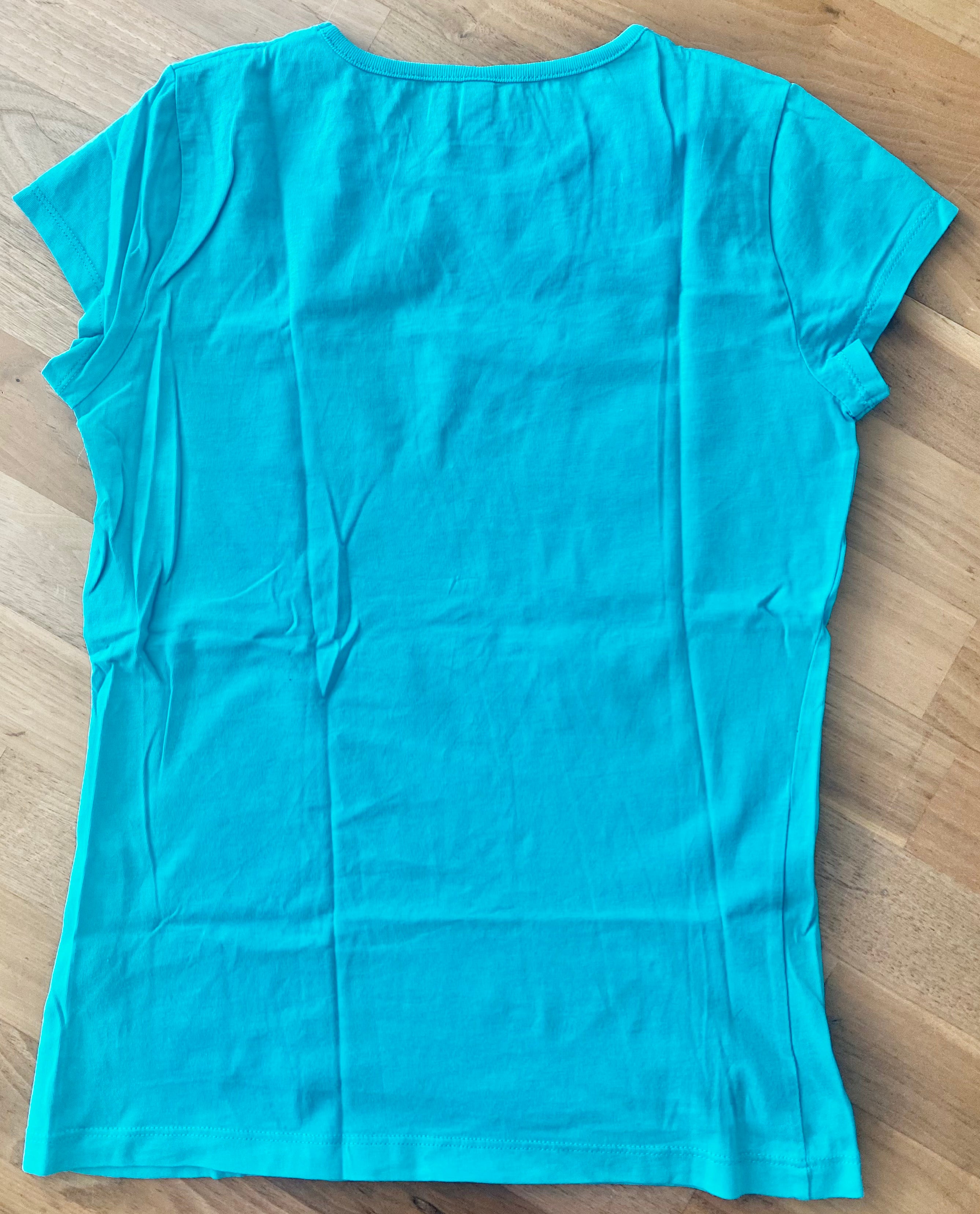 Esprit Damen T-Shirt in Türkis mit großem blau-lila Pferde-Print auf der Vorderseite. Kurzarmshirt mit Rundhalsausschnitt in Größe 164, kombiniert mit einer hellblauen Jeans. Ideal für Freizeit und Sommer. Rückseite