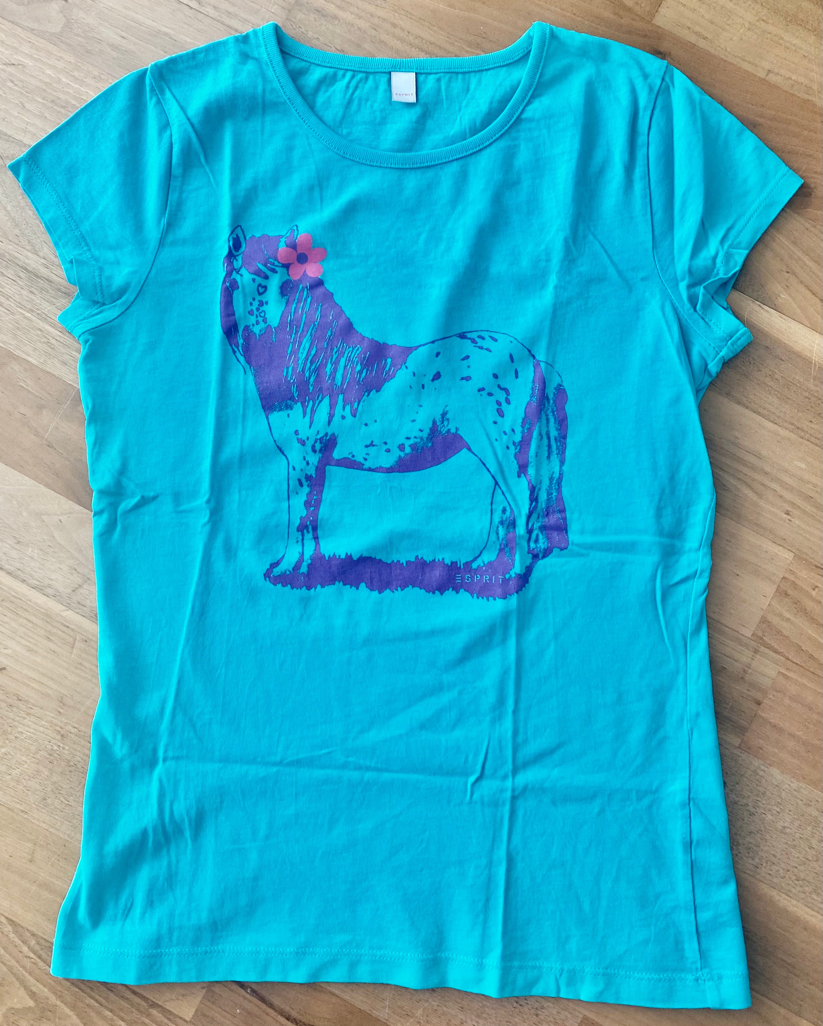 Esprit Damen T-Shirt in Türkis mit großem blau-lila Pferde-Print auf der Vorderseite. Kurzarmshirt mit Rundhalsausschnitt in Größe 164, kombiniert mit einer hellblauen Jeans. Ideal für Freizeit und Sommer. Vorderseite