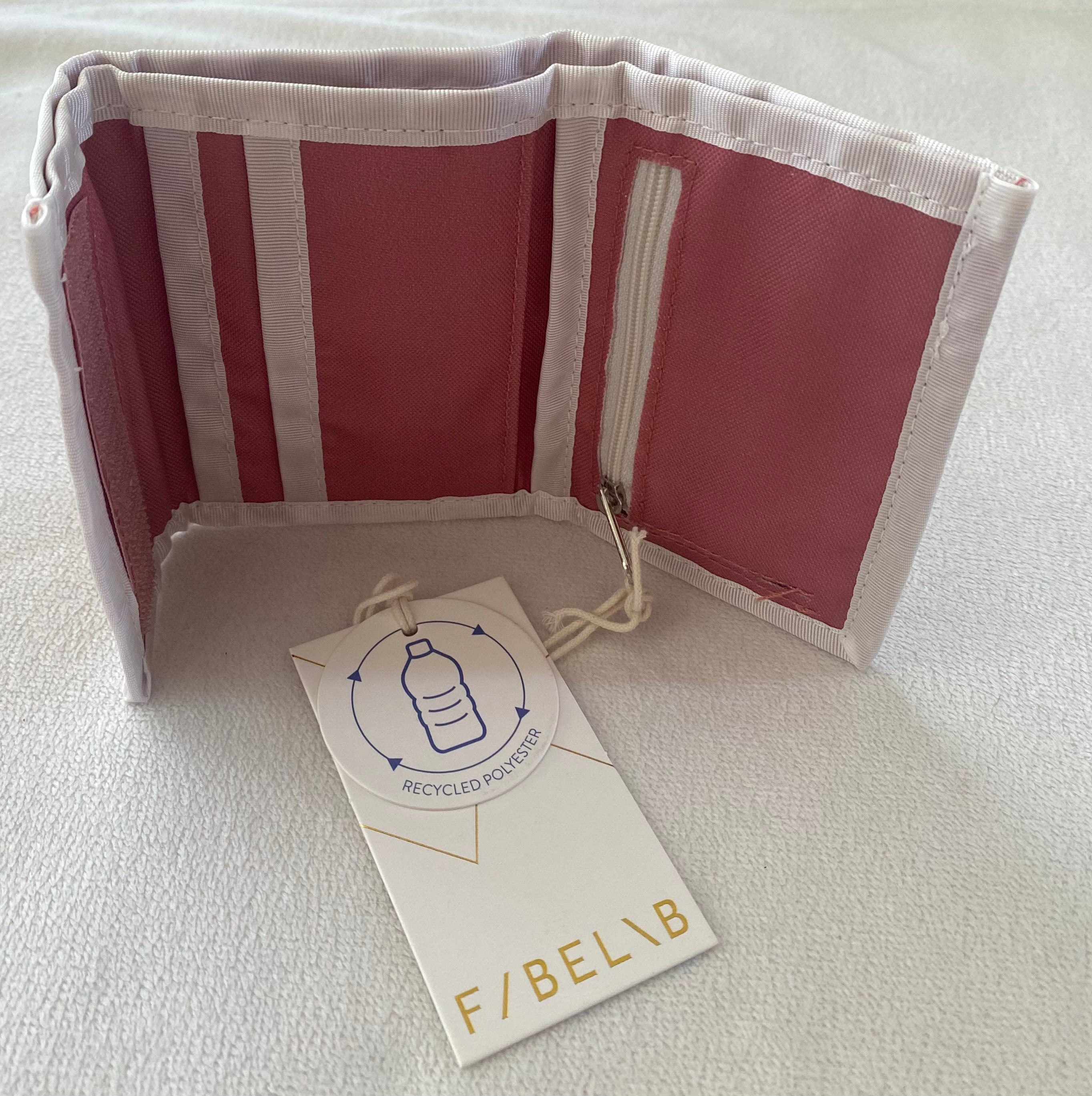 Rosa F/Belib Kinder-Geldbörse aus 100 % recyceltem Polyester mit Klettverschluss auf weißem Hintergrund. Innenseite