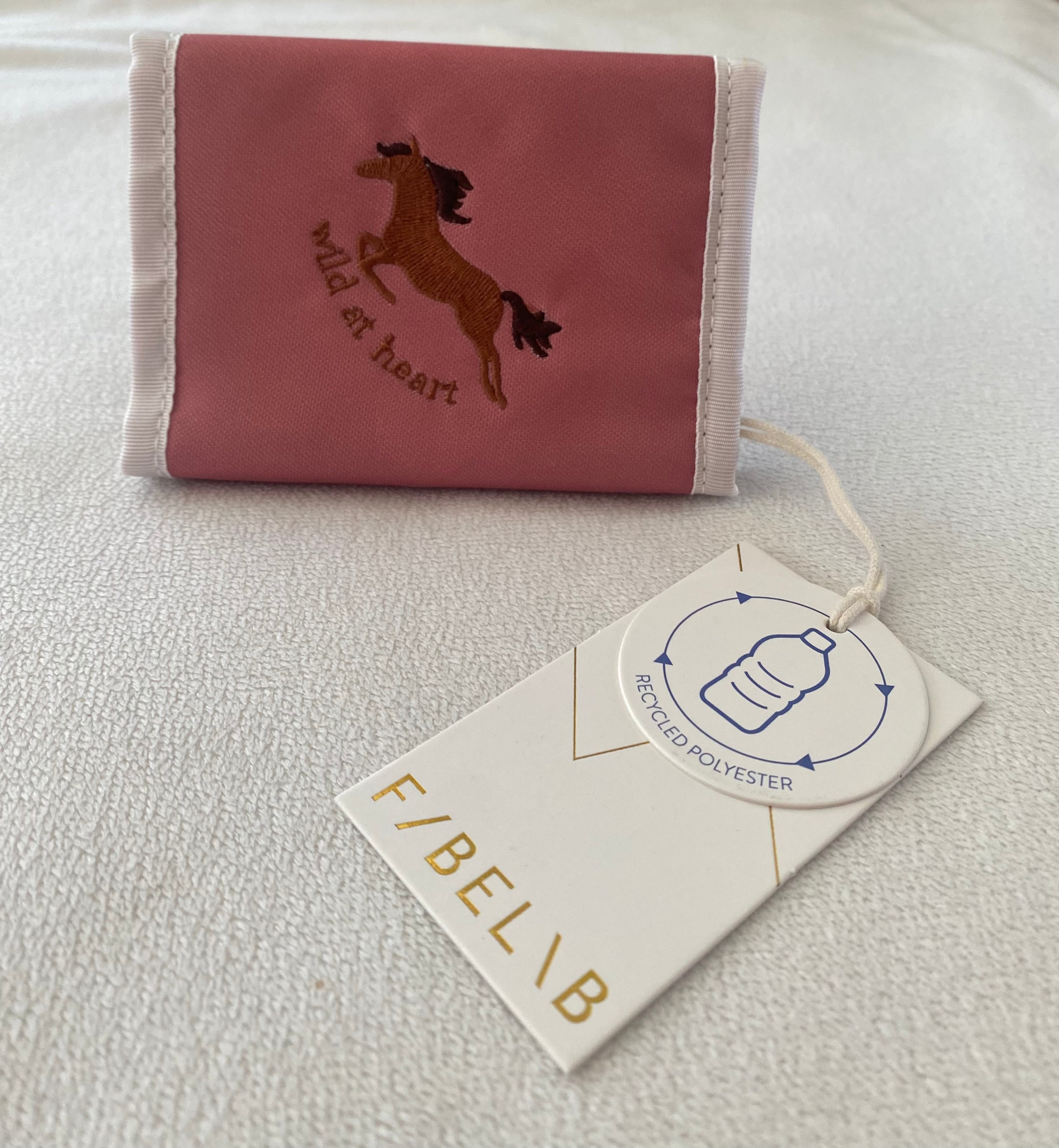 Rosa F/Belib Kinder-Geldbörse aus 100 % recyceltem Polyester mit Klettverschluss auf weißem Hintergrund. Rückseite