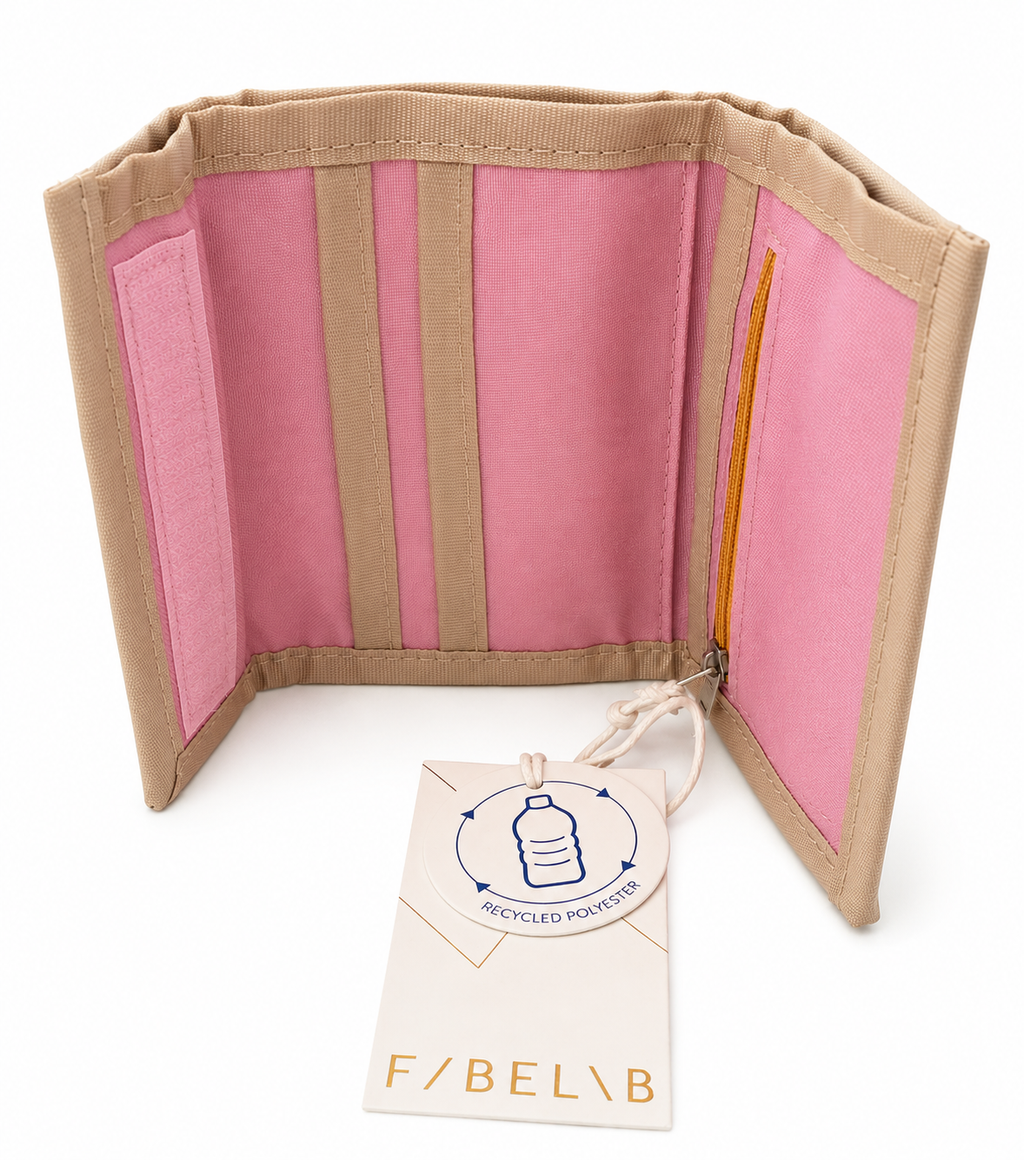 Kinder-Geldbörse von F/Belib in Sand mit gesticktem Stern und Schweif aus recyceltem Polyester auf weißem Hintergrund. Innenseite