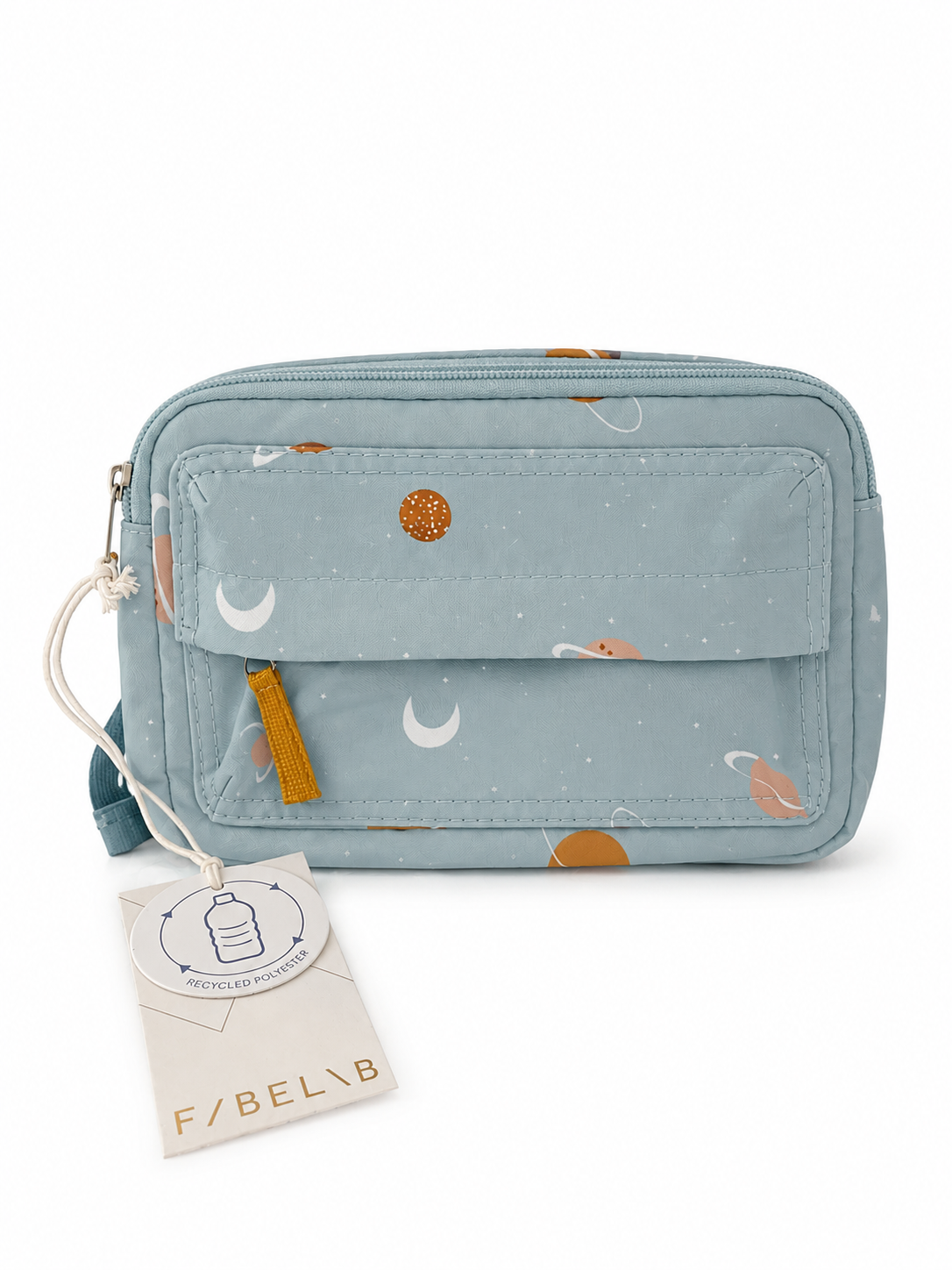Seitliche Detailaufnahme der Fabelab Kinder-Bauchtasche in Hellblau mit Weltraum-Motiv, verstellbarem Gurt und Logo aus recyceltem Polyester. Vorderseite